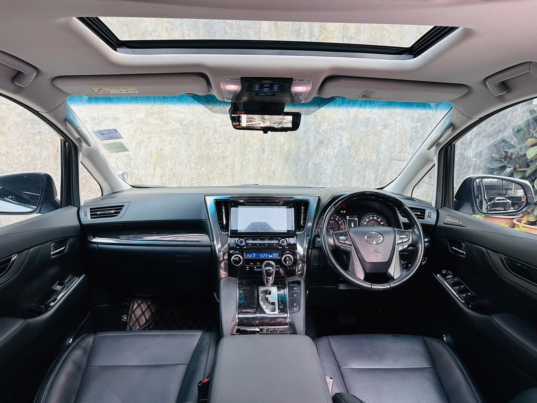 2018 Toyota Vellfire สีขาว (รูปที่ 10)