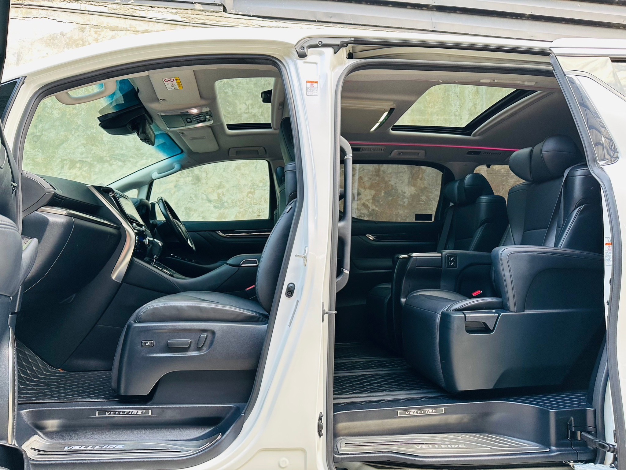 2018 Toyota Vellfire สีขาว (รูปที่ 7)