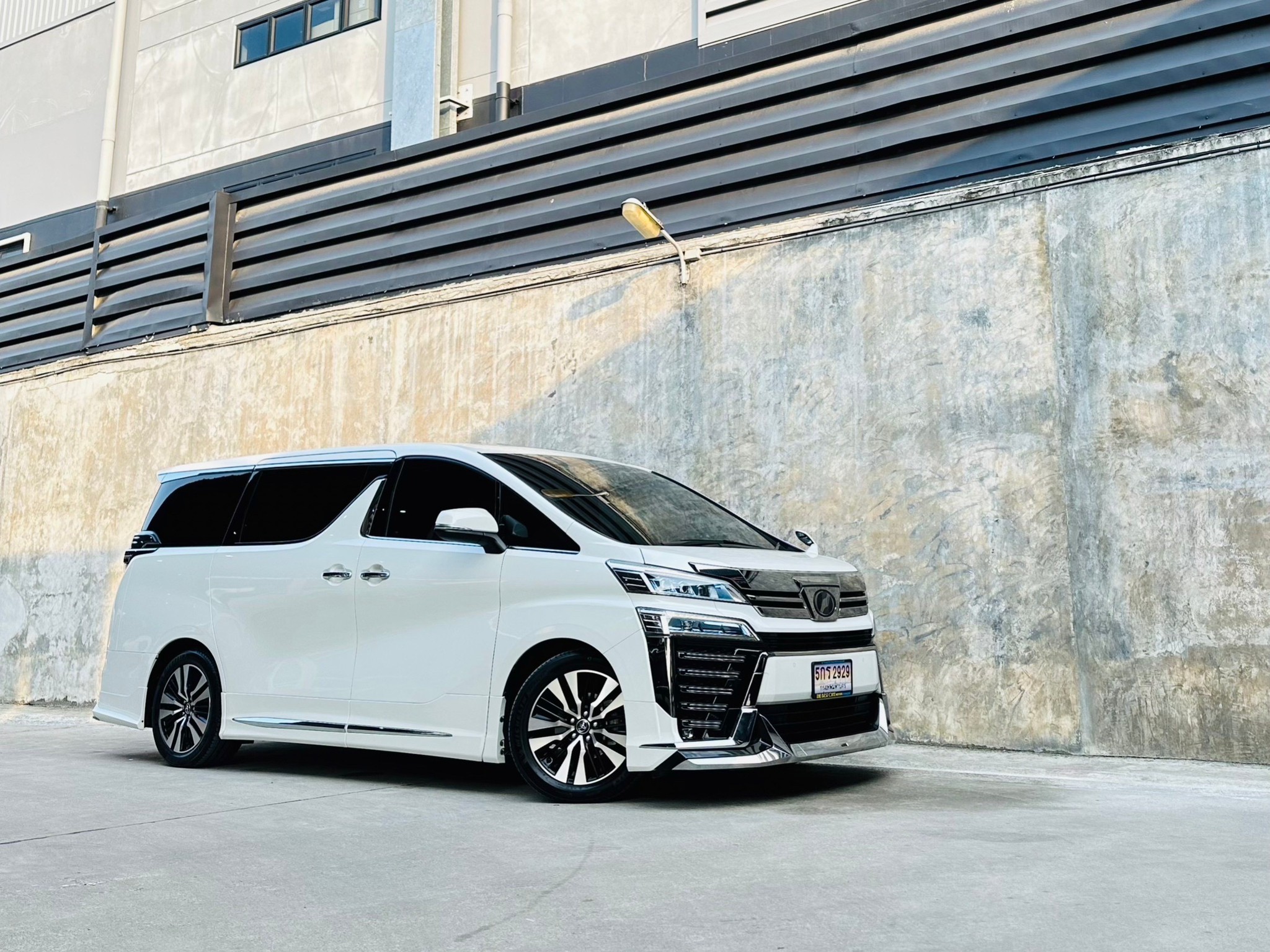 2018 Toyota Vellfire สีขาว (รูปที่ 9)