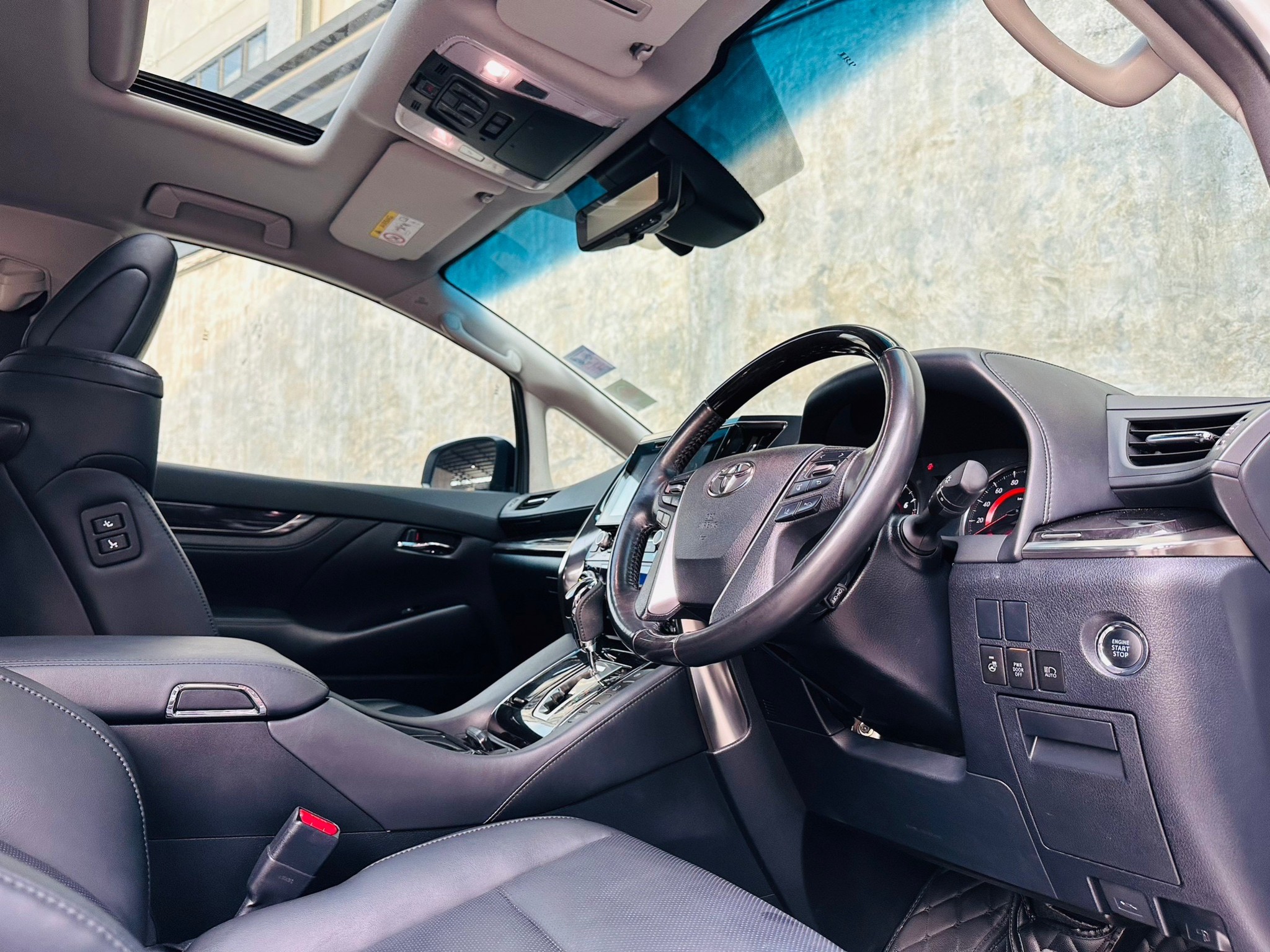 2018 Toyota Vellfire สีขาว (รูปที่ 2)