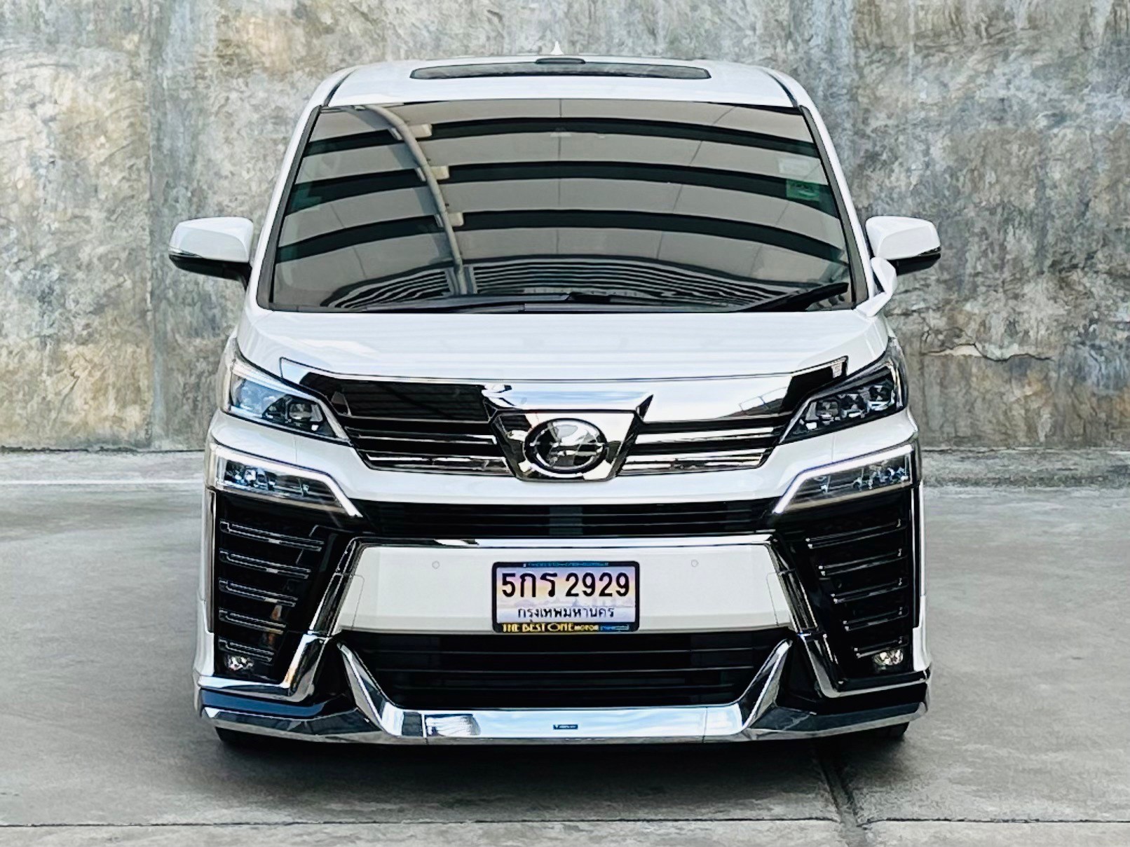 2018 Toyota Vellfire สีขาว (รูปที่ 18)