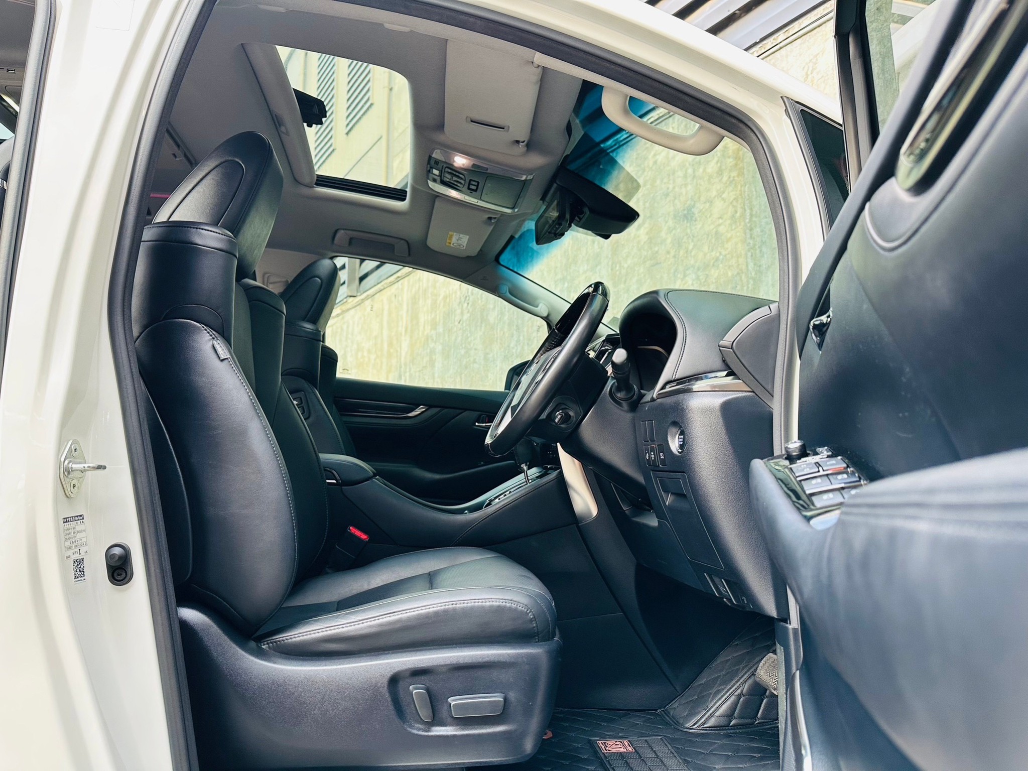 2018 Toyota Vellfire สีขาว (รูปที่ 8)