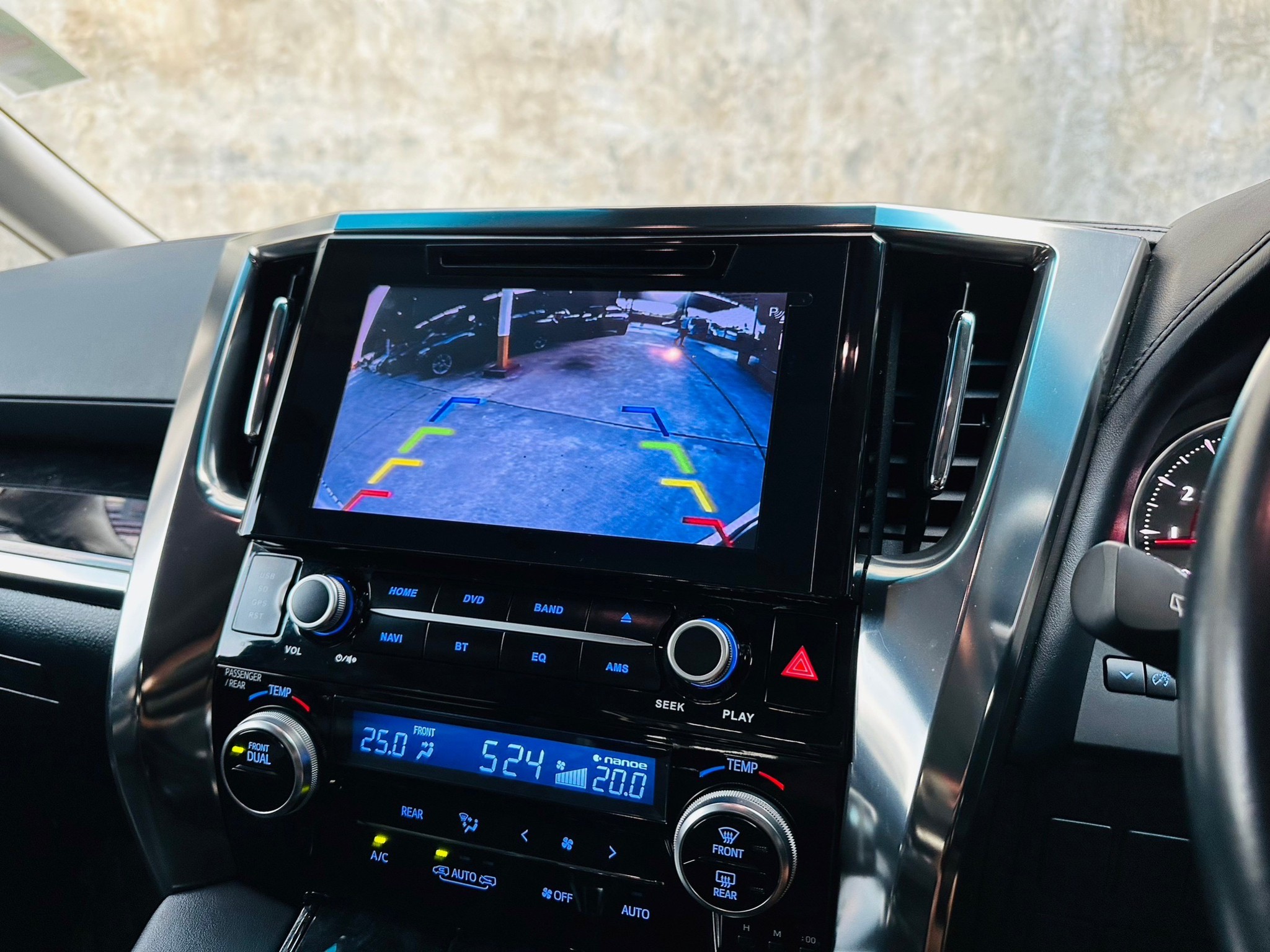 2018 Toyota Vellfire สีขาว (รูปที่ 3)
