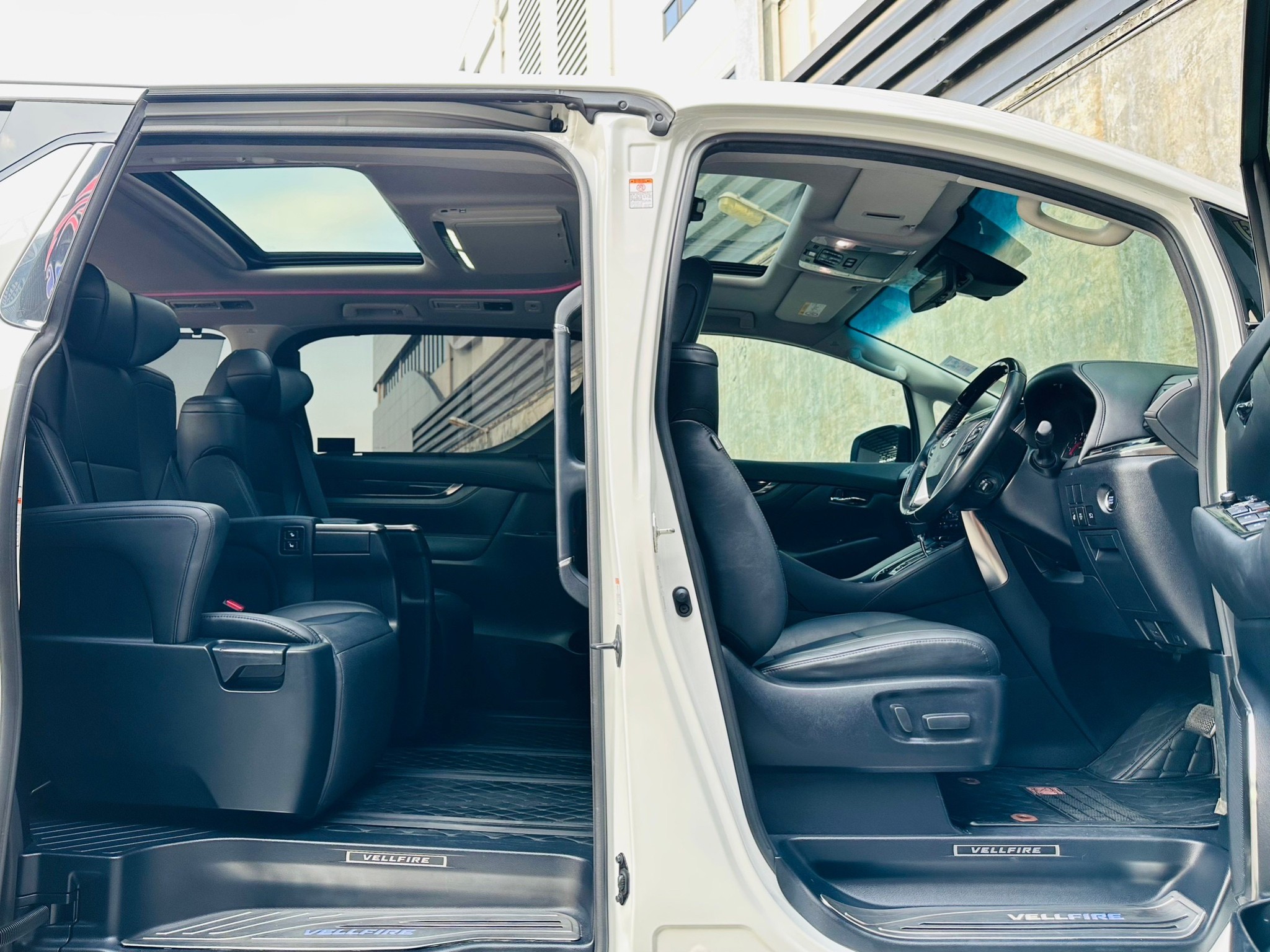 2018 Toyota Vellfire สีขาว (รูปที่ 13)