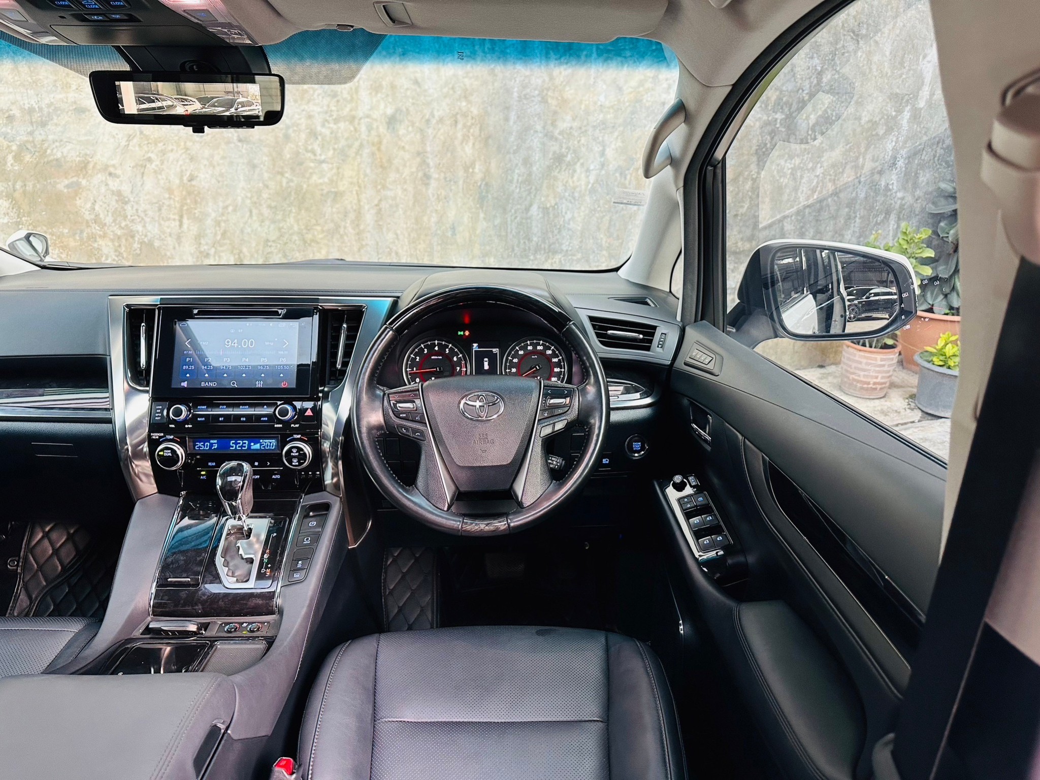 2018 Toyota Vellfire สีขาว (รูปที่ 16)