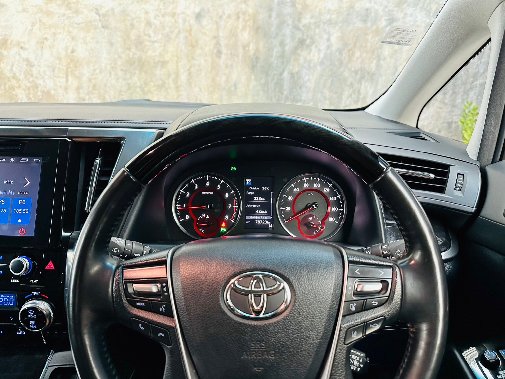2018 Toyota Vellfire สีขาว (รูปที่ 6)