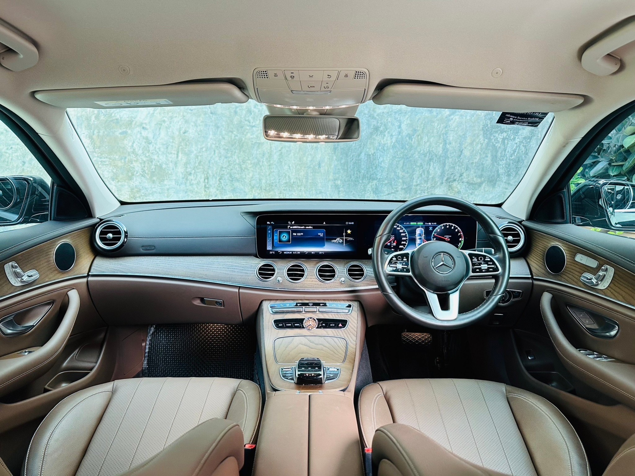 2021 Mercedes-Benz E300e Exclusive Plug-in Hybrid สีดำ (รูปที่ 6)