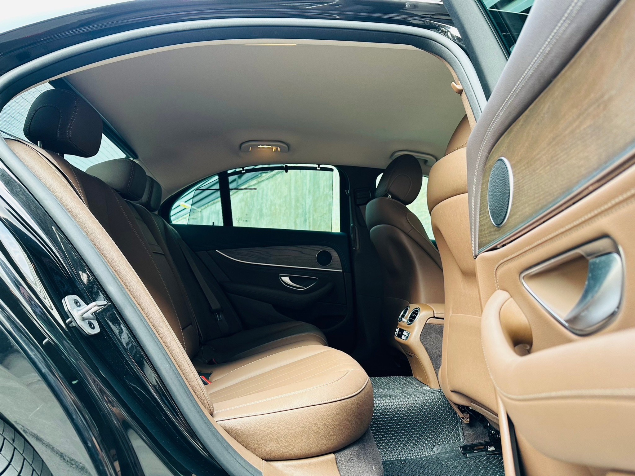 2021 Mercedes-Benz E300e Exclusive Plug-in Hybrid สีดำ (รูปที่ 9)
