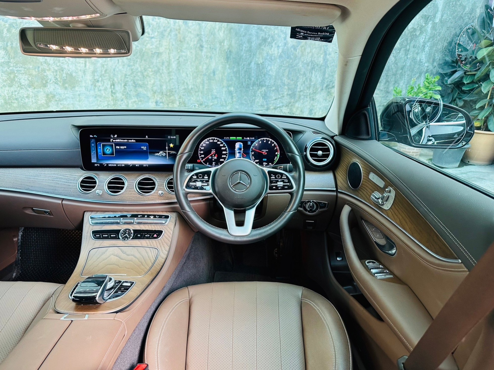 2021 Mercedes-Benz E300e Exclusive Plug-in Hybrid สีดำ (รูปที่ 10)