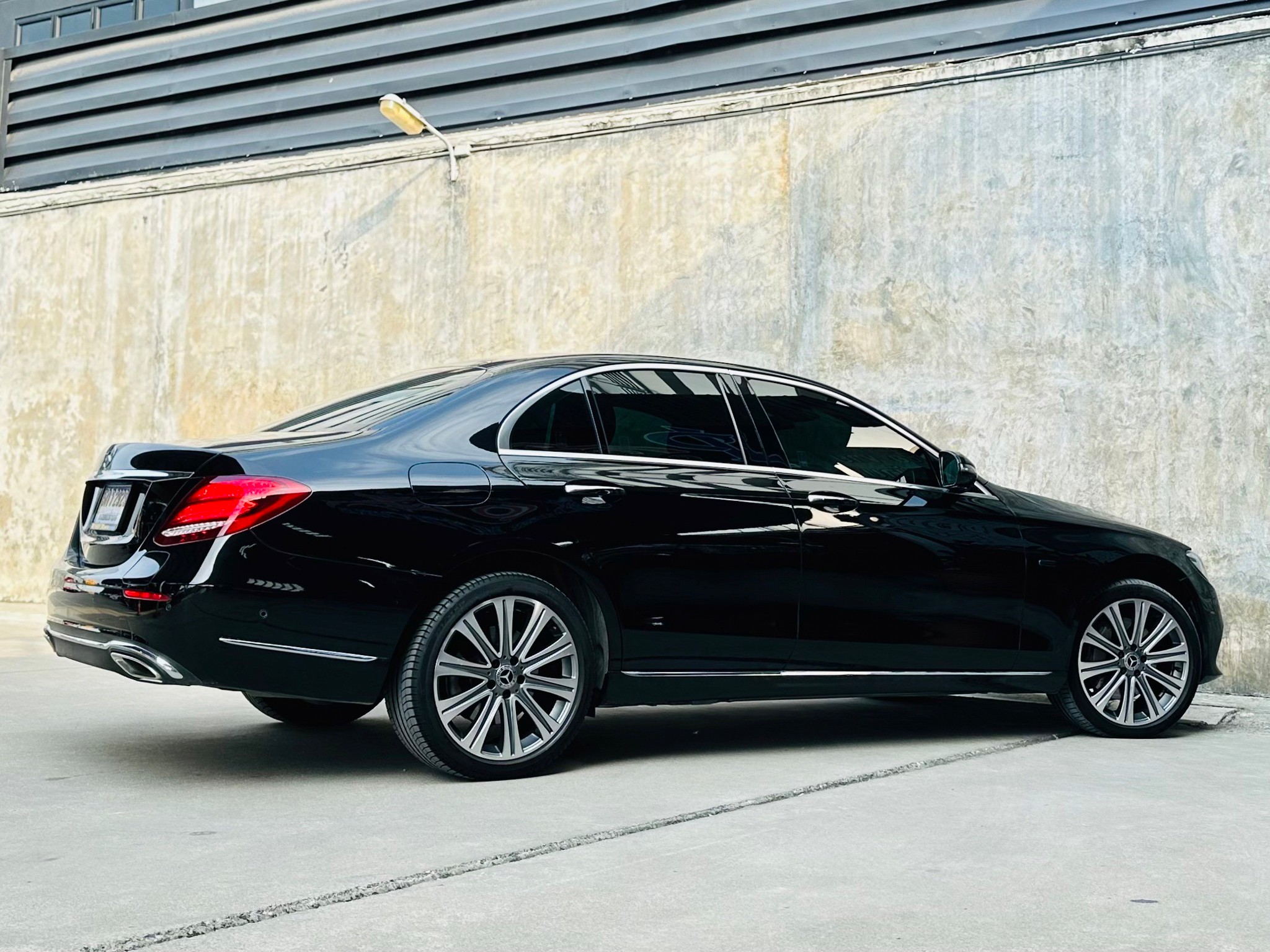 2021 Mercedes-Benz E300e Exclusive Plug-in Hybrid สีดำ (รูปที่ 15)