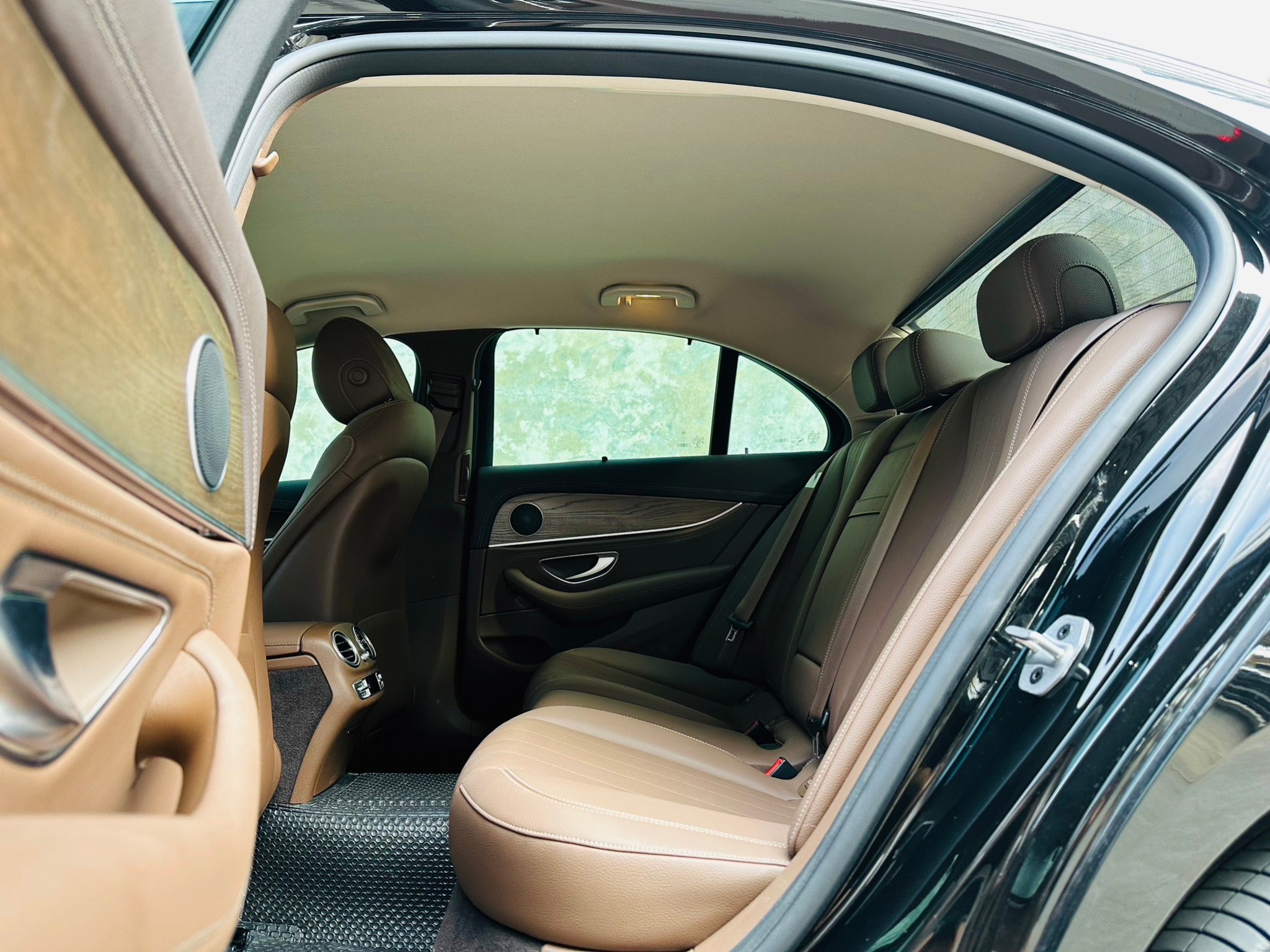 2021 Mercedes-Benz E300e Exclusive Plug-in Hybrid สีดำ (รูปที่ 8)