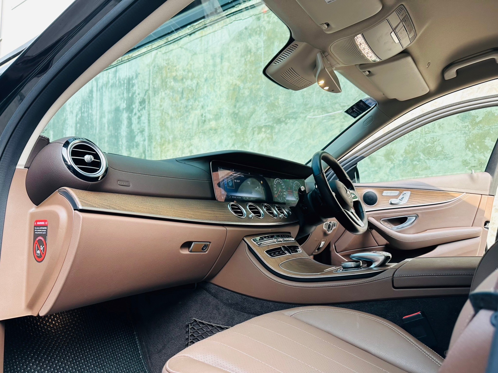 2021 Mercedes-Benz E300e Exclusive Plug-in Hybrid สีดำ (รูปที่ 16)