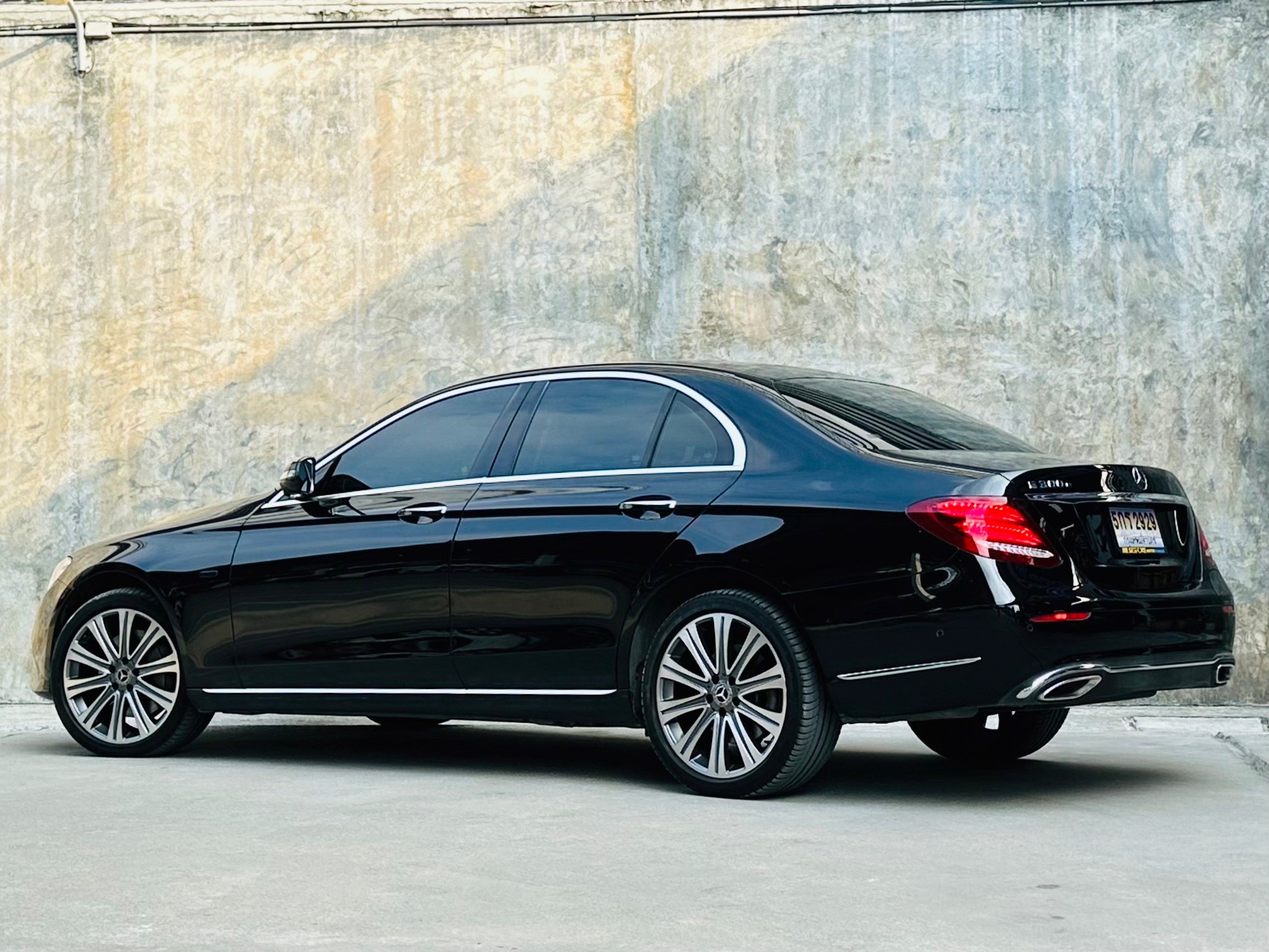 2021 Mercedes-Benz E300e Exclusive Plug-in Hybrid สีดำ (รูปที่ 7)