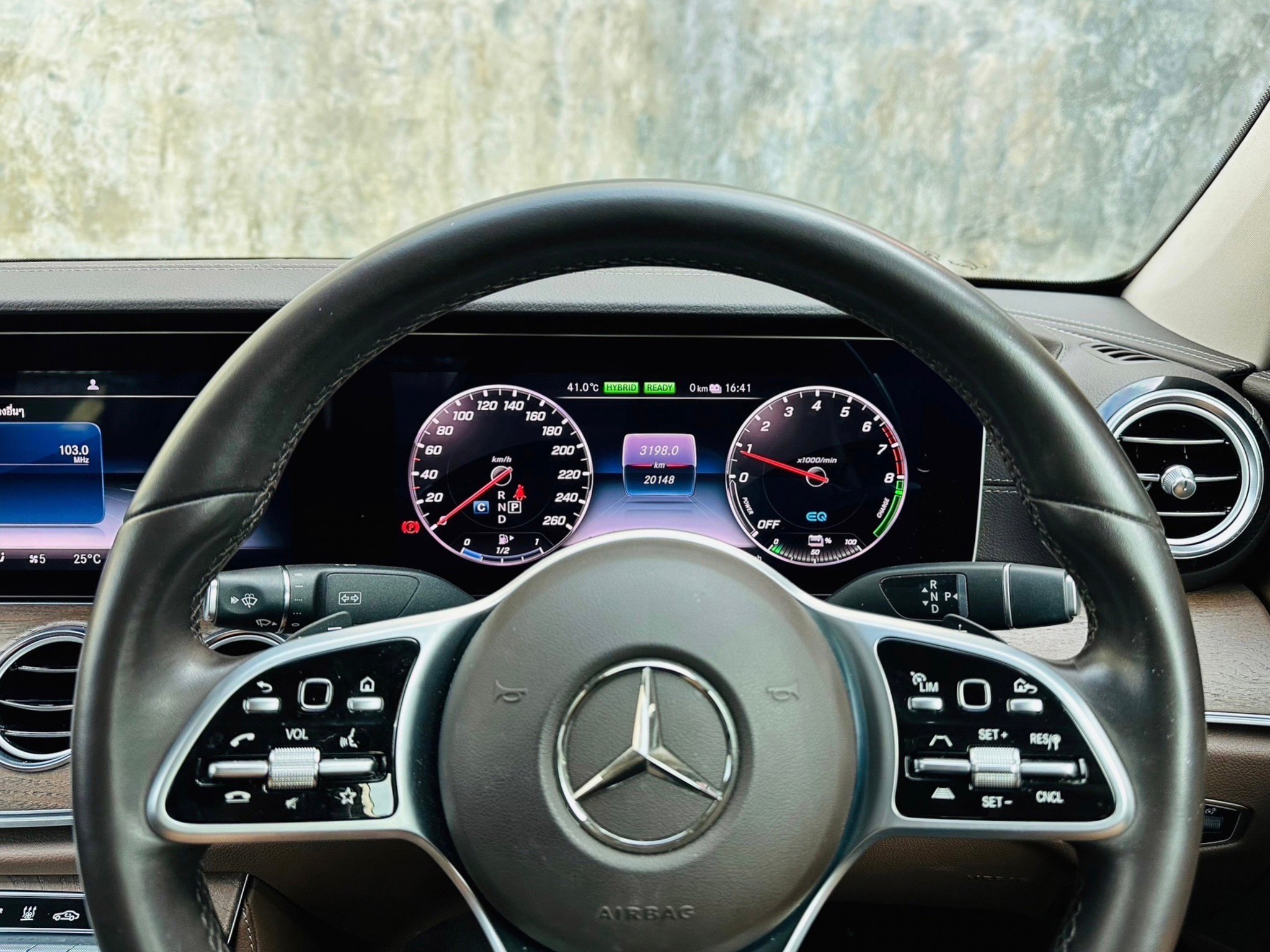 2021 Mercedes-Benz E300e Exclusive Plug-in Hybrid สีดำ (รูปที่ 2)