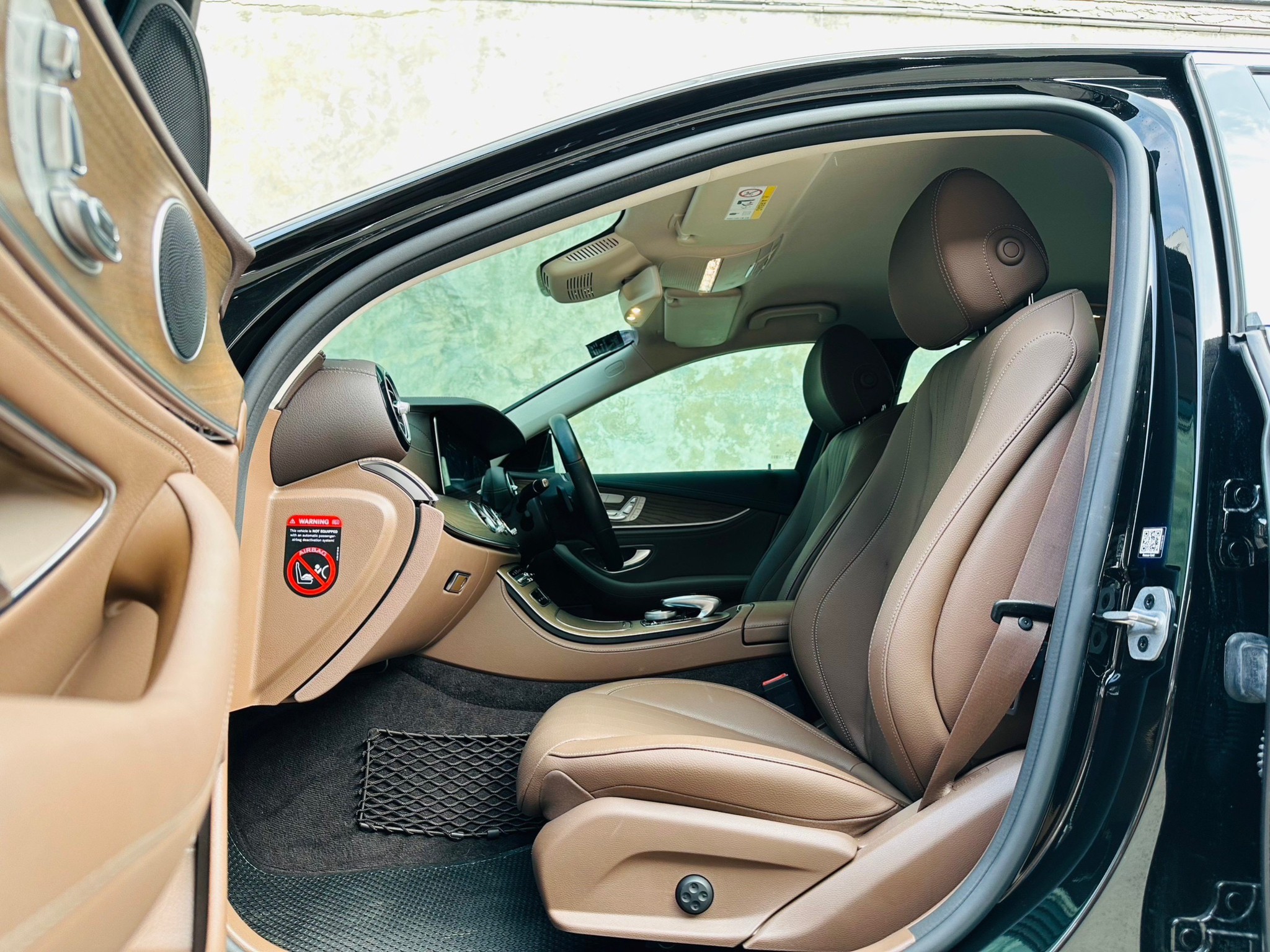 2021 Mercedes-Benz E300e Exclusive Plug-in Hybrid สีดำ (รูปที่ 11)