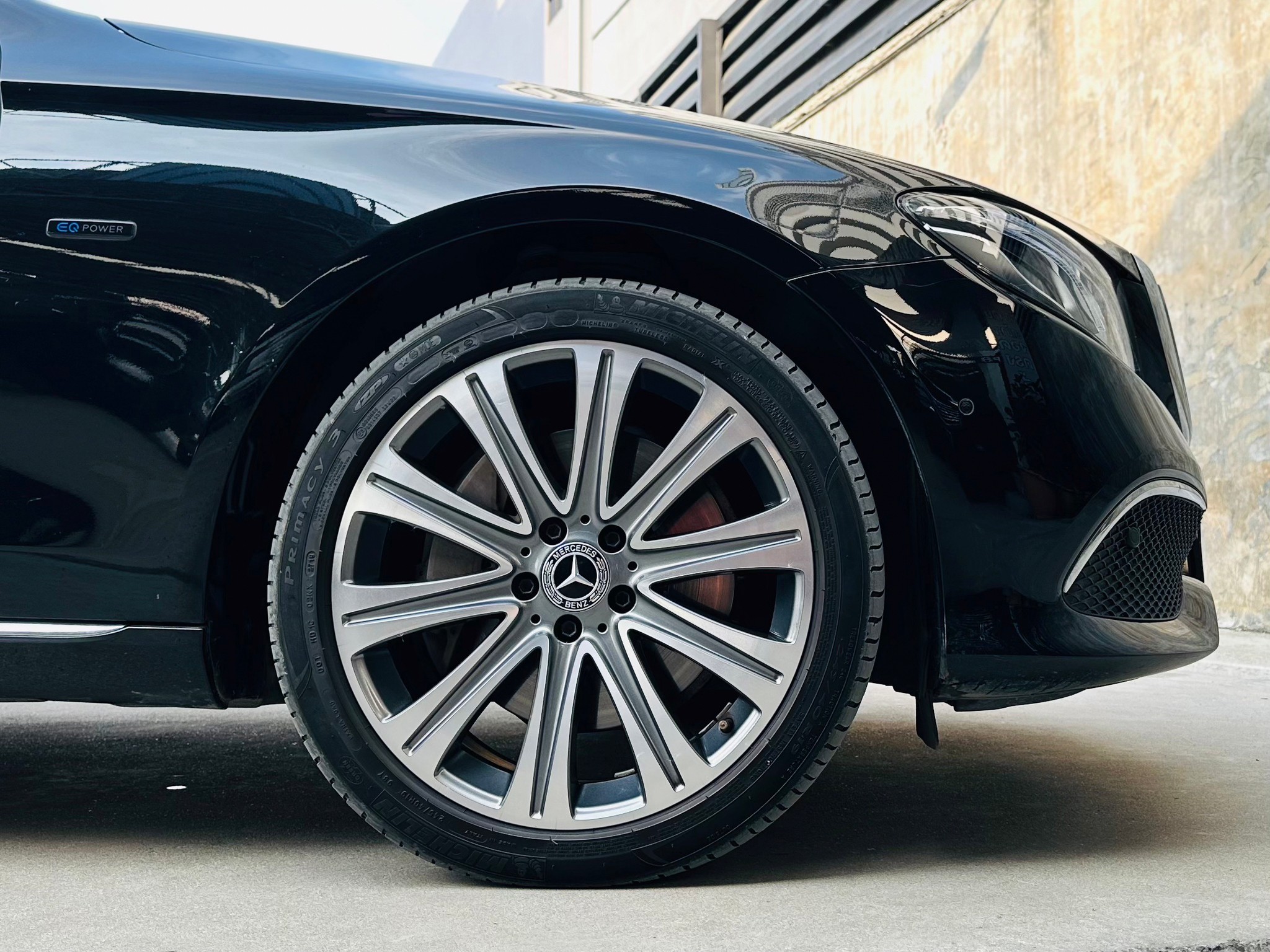 2021 Mercedes-Benz E300e Exclusive Plug-in Hybrid สีดำ (รูปที่ 4)