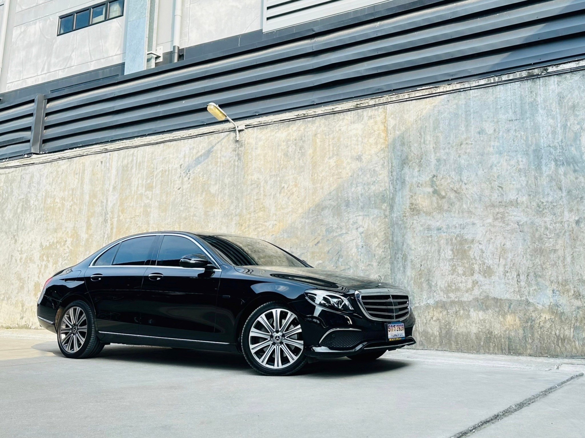 2021 Mercedes-Benz E300e Exclusive Plug-in Hybrid สีดำ (รูปที่ 3)