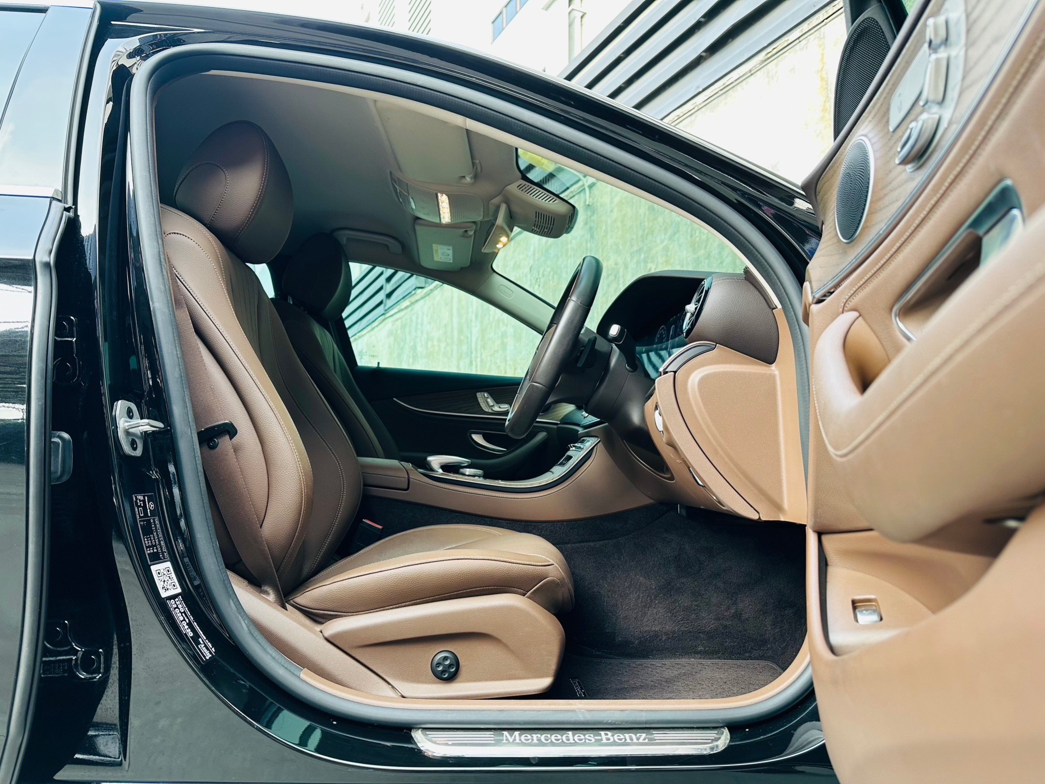 2021 Mercedes-Benz E300e Exclusive Plug-in Hybrid สีดำ (รูปที่ 5)