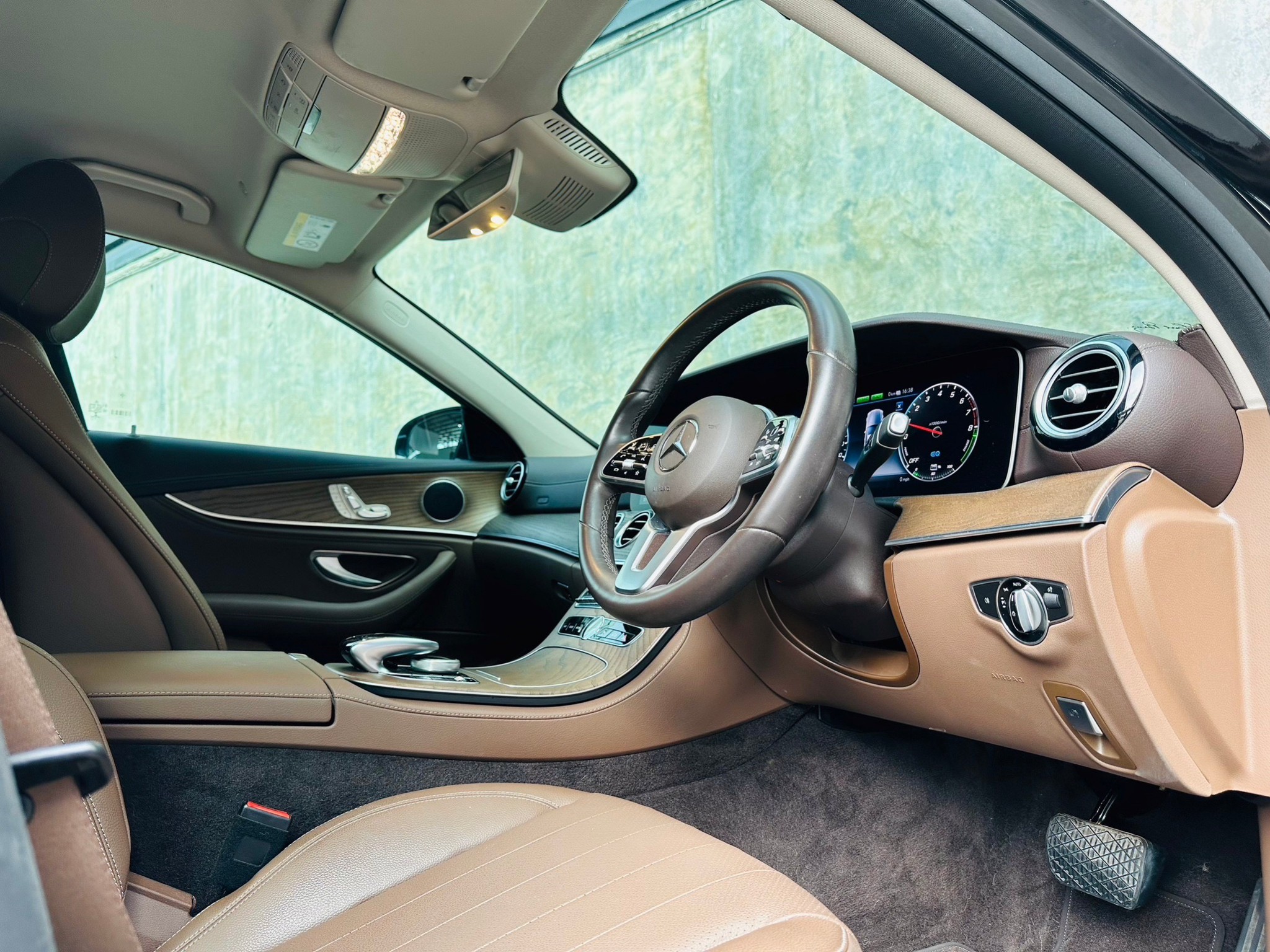 2021 Mercedes-Benz E300e Exclusive Plug-in Hybrid สีดำ (รูปที่ 13)