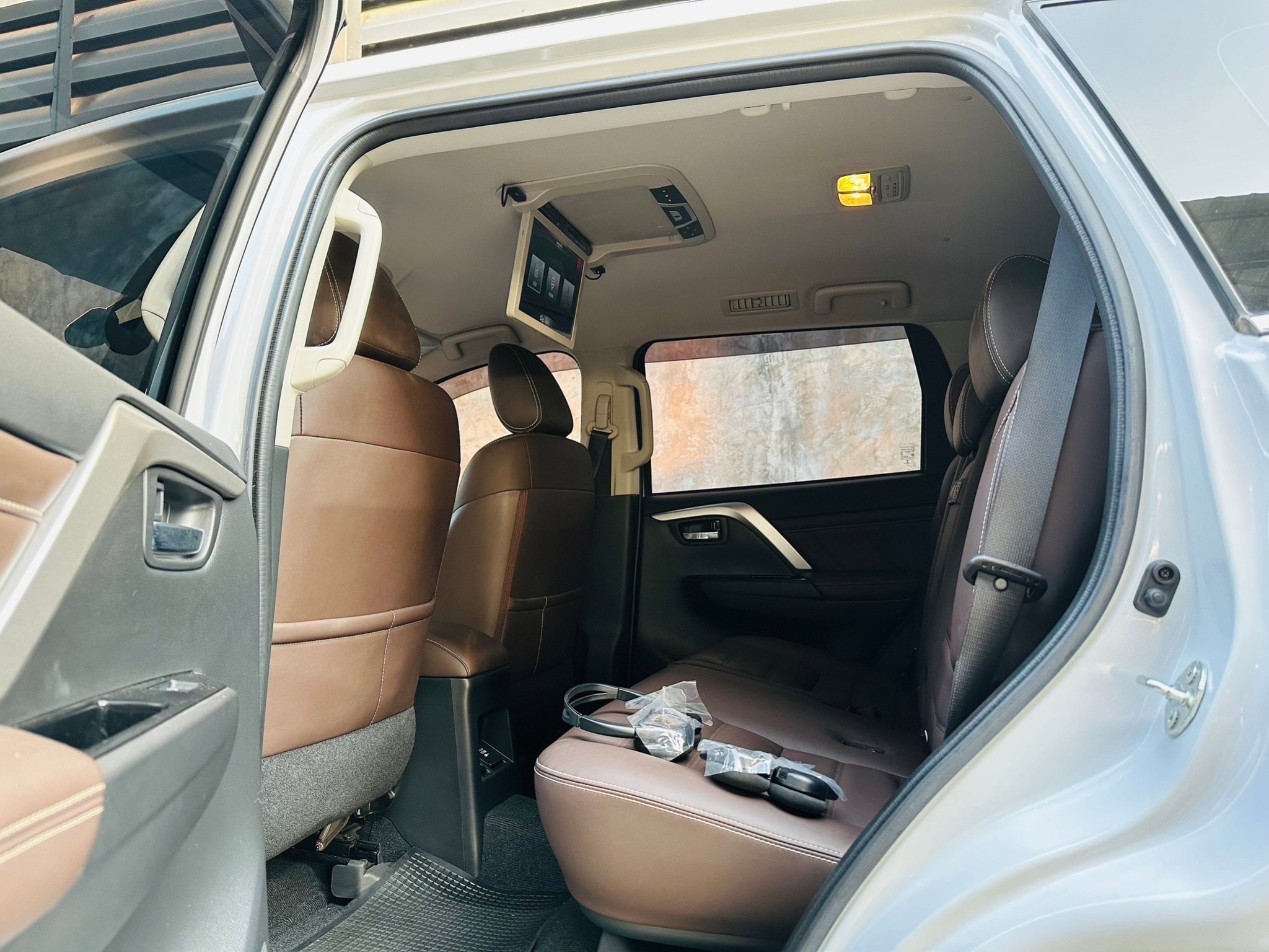 2021 Mitsubishi Pajero สีขาว (รูปที่ 9)