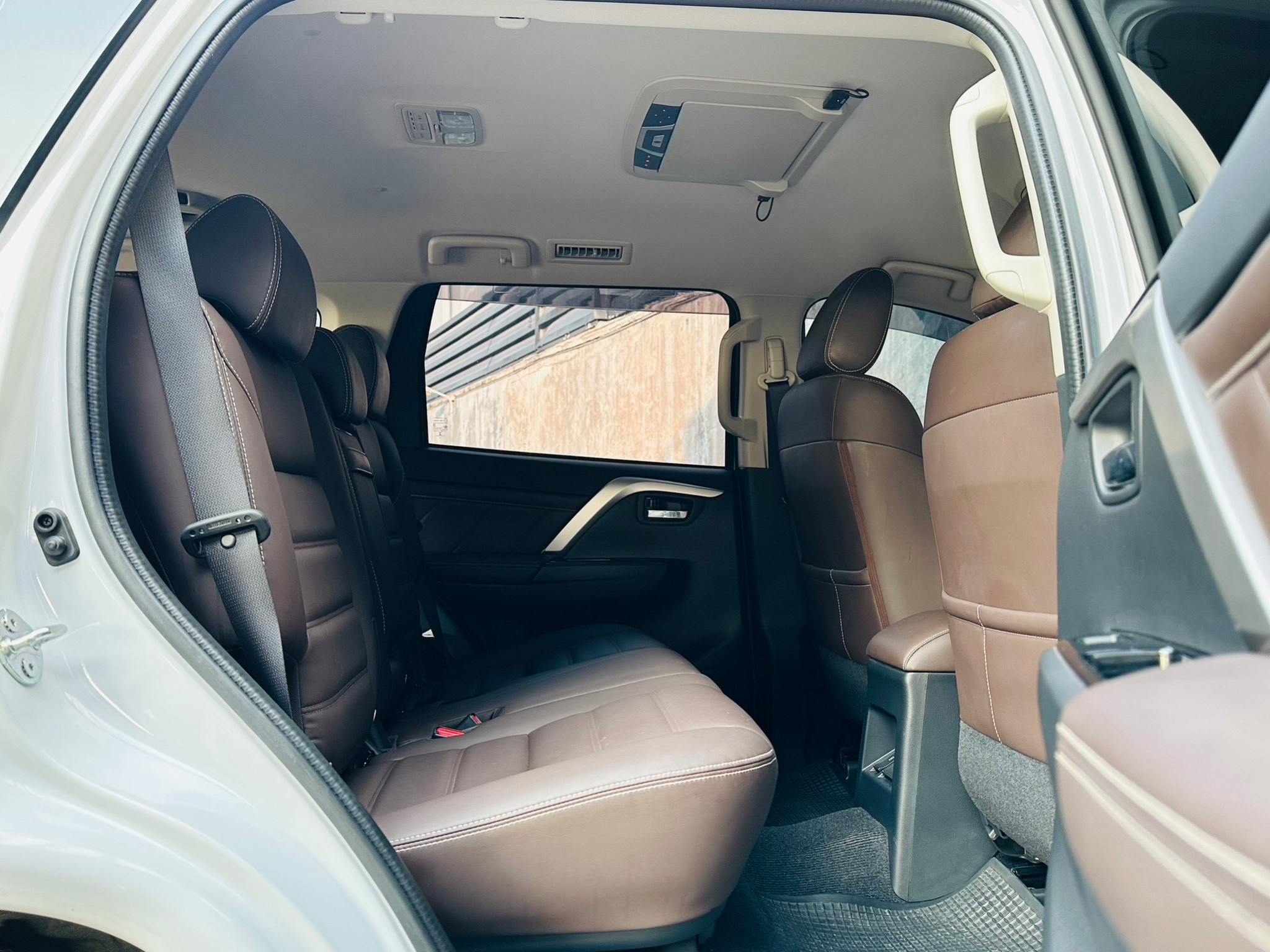 2021 Mitsubishi Pajero สีขาว (รูปที่ 3)