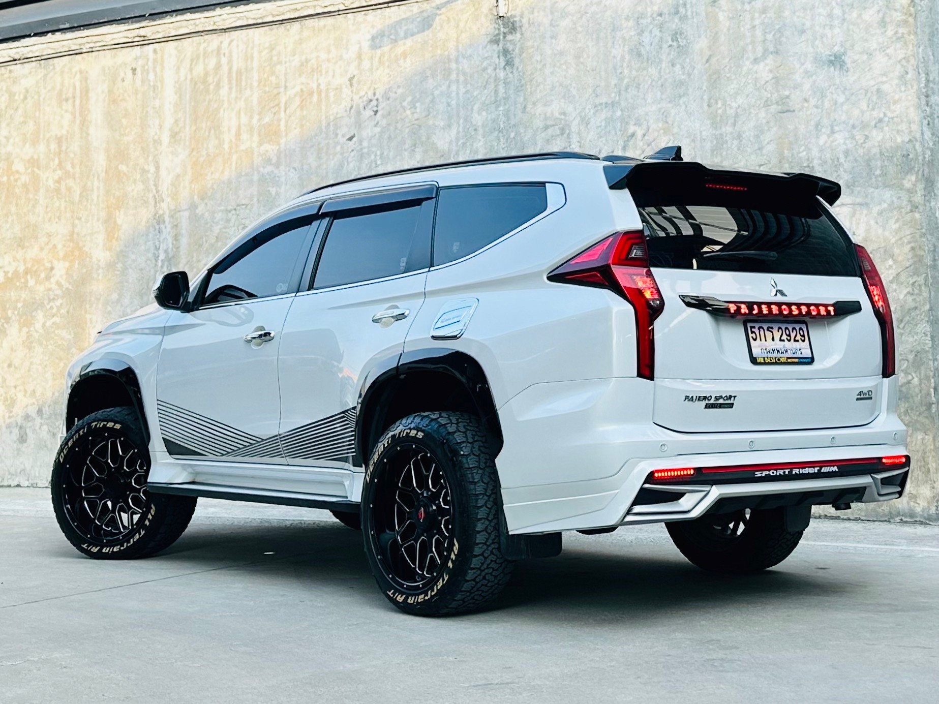 2021 Mitsubishi Pajero สีขาว (รูปที่ 10)