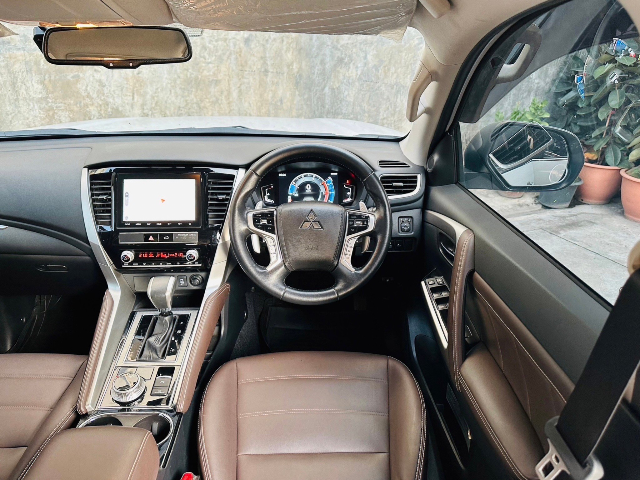 2021 Mitsubishi Pajero สีขาว (รูปที่ 12)