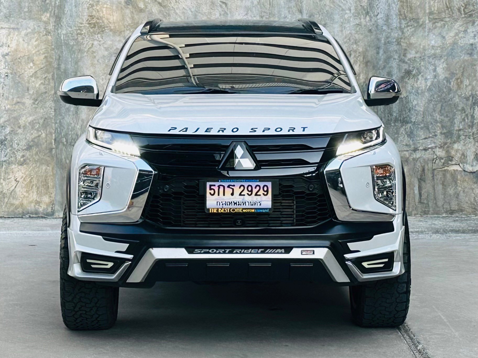 2021 Mitsubishi Pajero สีขาว (รูปที่ 7)