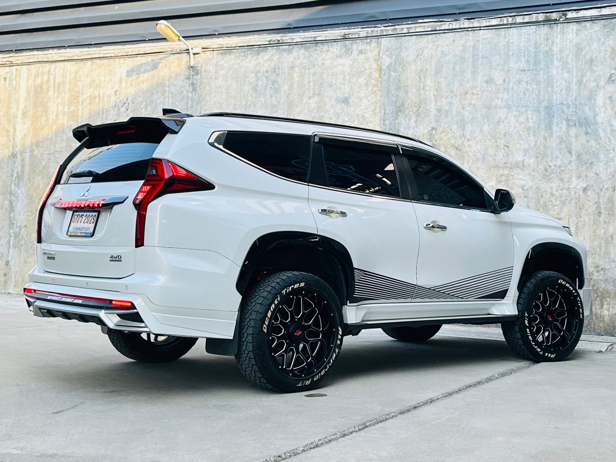 2021 Mitsubishi Pajero สีขาว (รูปที่ 18)