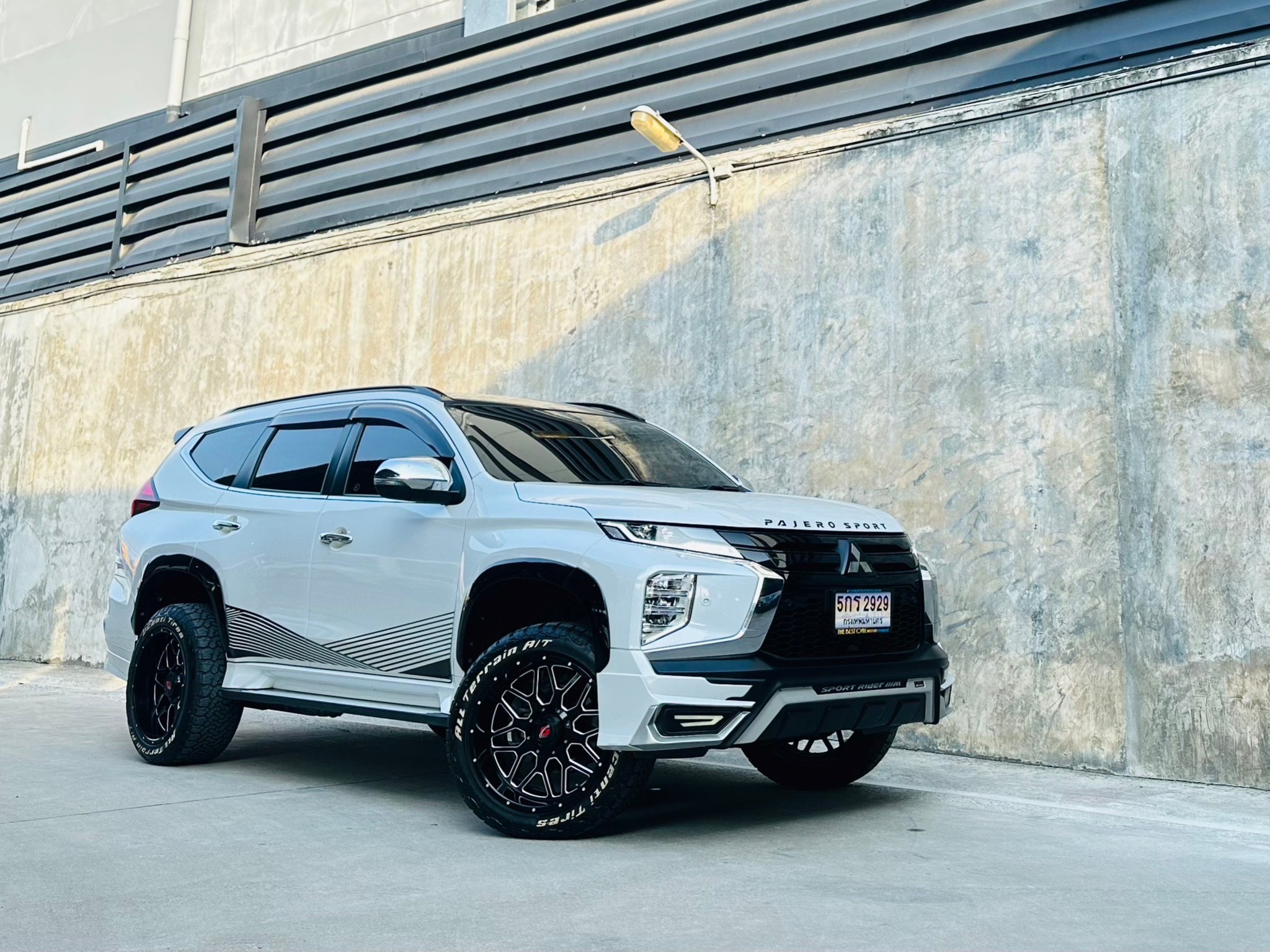 2021 Mitsubishi Pajero สีขาว