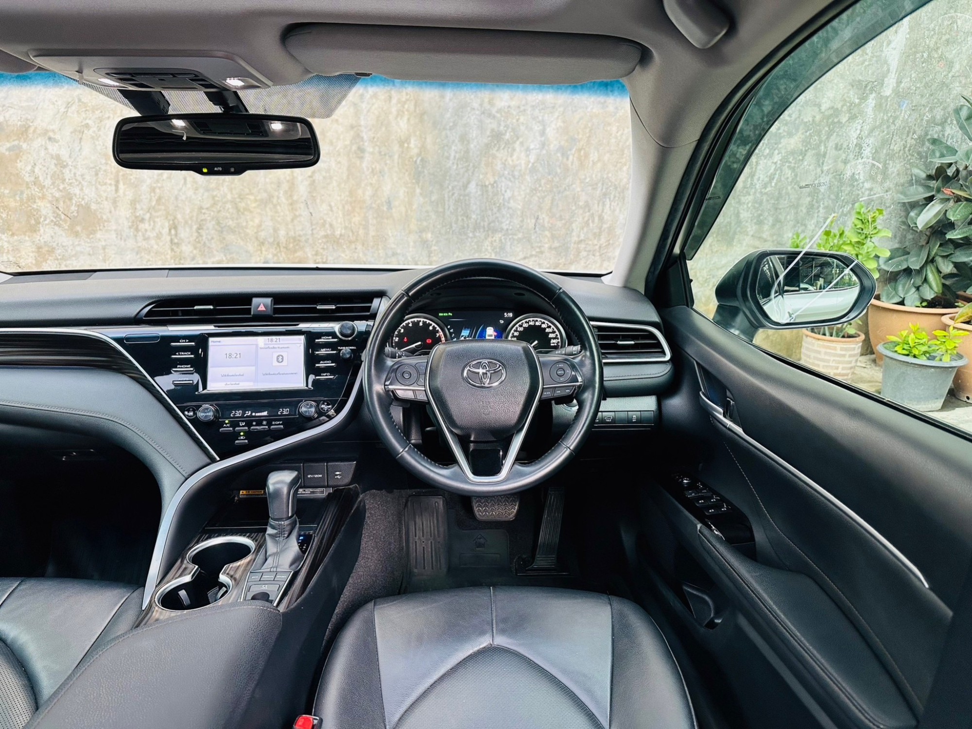 2019 Toyota Camry สีขาว (รูปที่ 2)