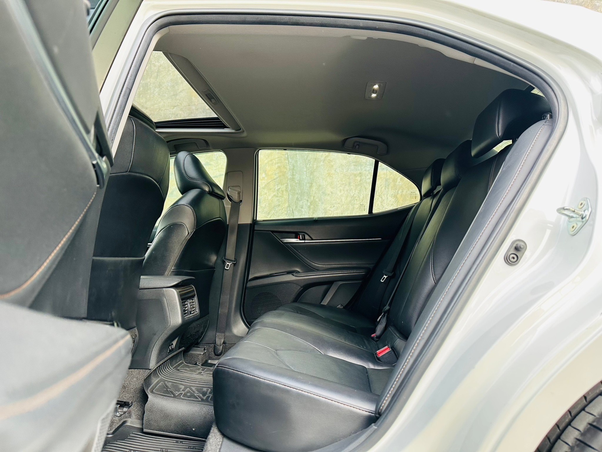 2019 Toyota Camry สีขาว (รูปที่ 11)