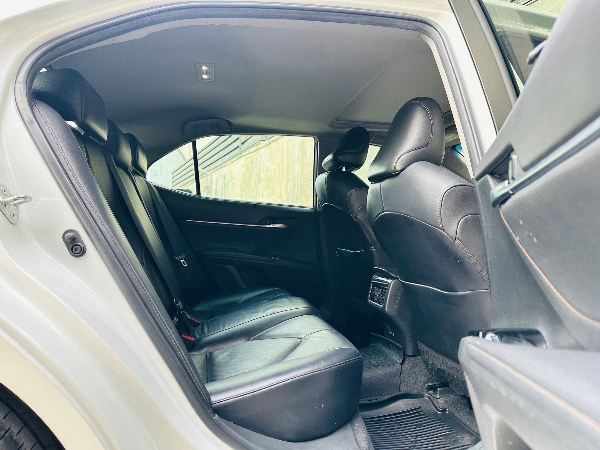 2019 Toyota Camry สีขาว (รูปที่ 10)