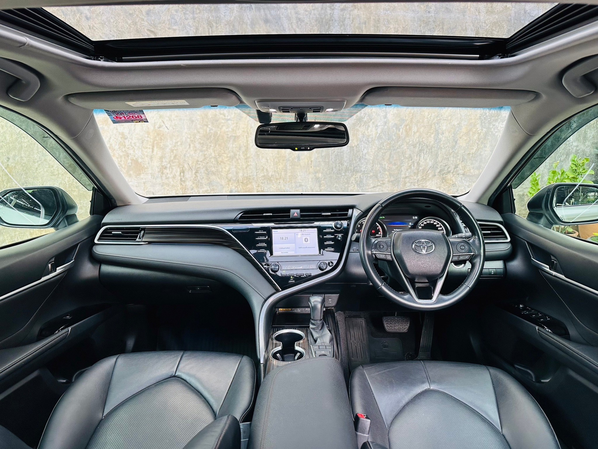 2019 Toyota Camry สีขาว (รูปที่ 4)