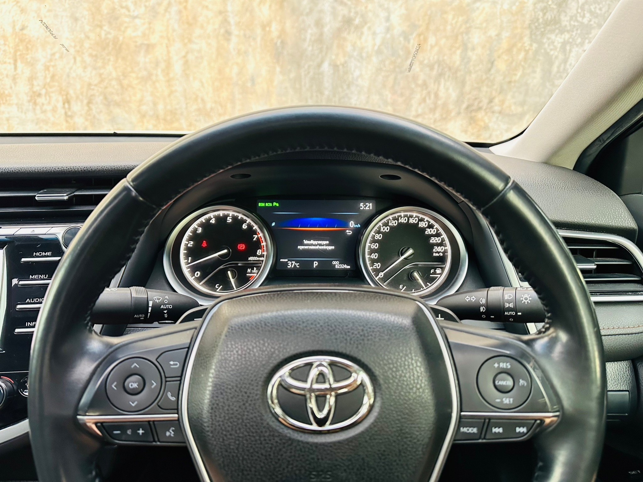 2019 Toyota Camry สีขาว (รูปที่ 8)