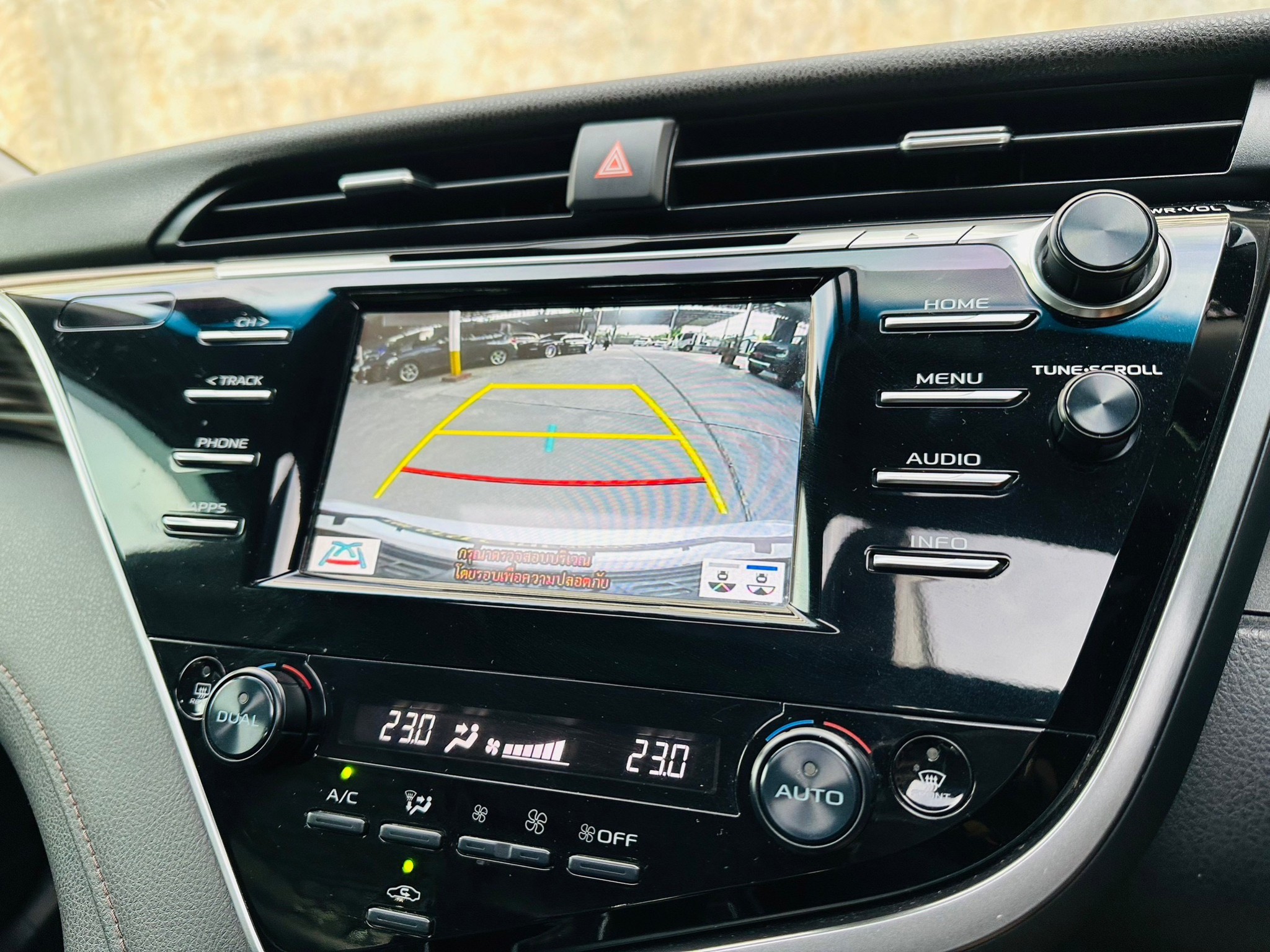 2019 Toyota Camry สีขาว (รูปที่ 13)