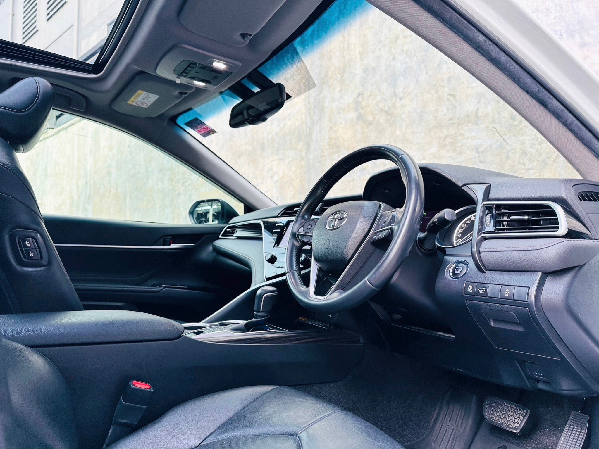 2019 Toyota Camry สีขาว (รูปที่ 6)
