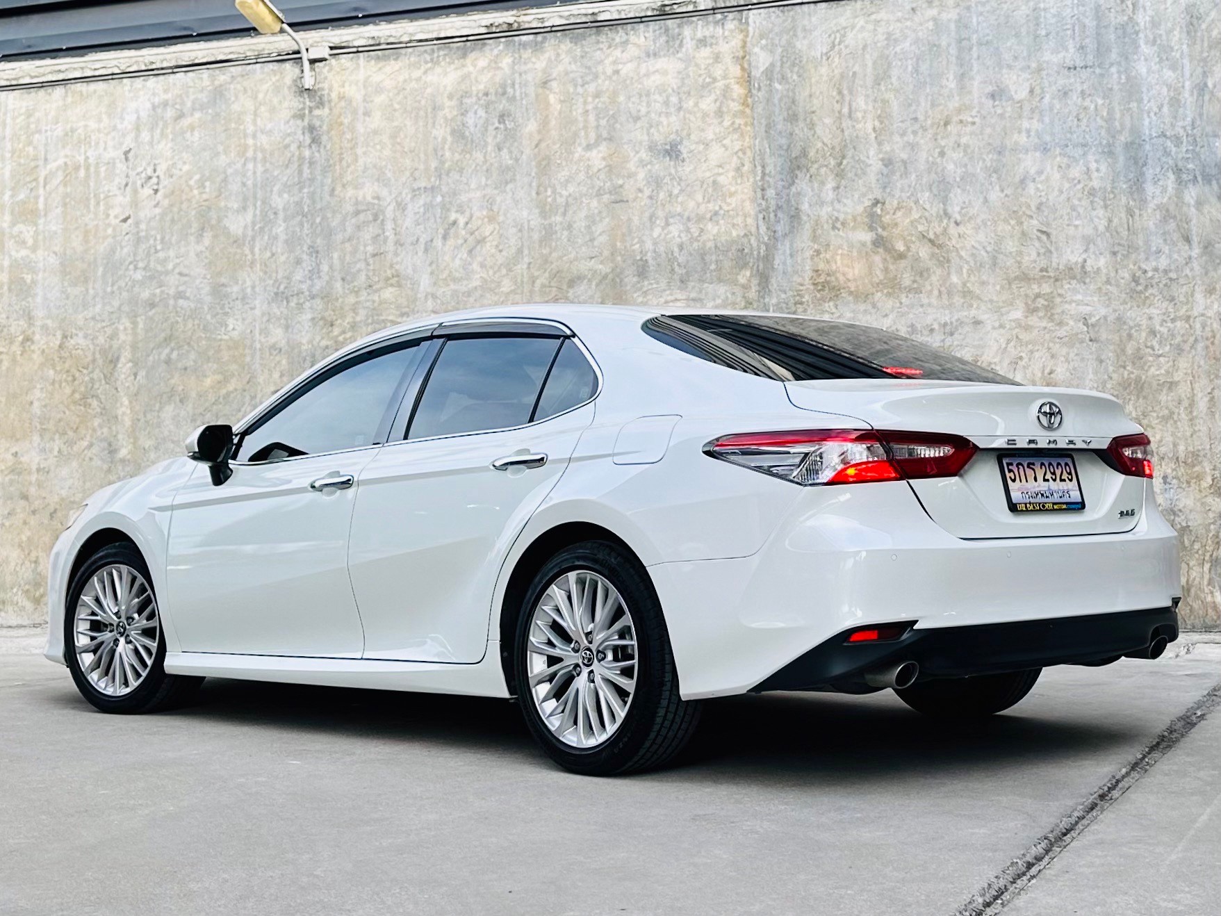 2019 Toyota Camry สีขาว (รูปที่ 16)