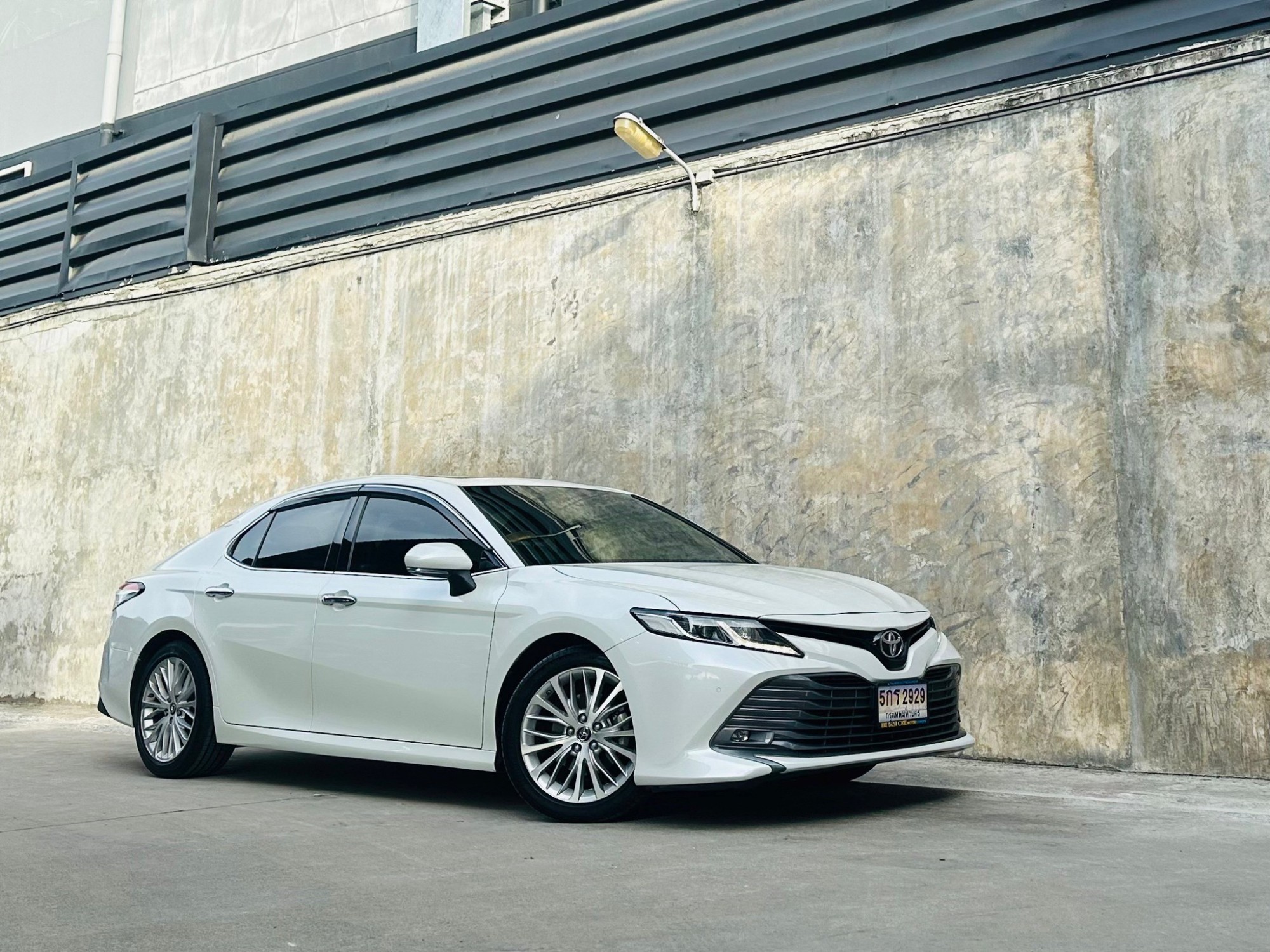 2019 Toyota Camry สีขาว (รูปที่ 7)