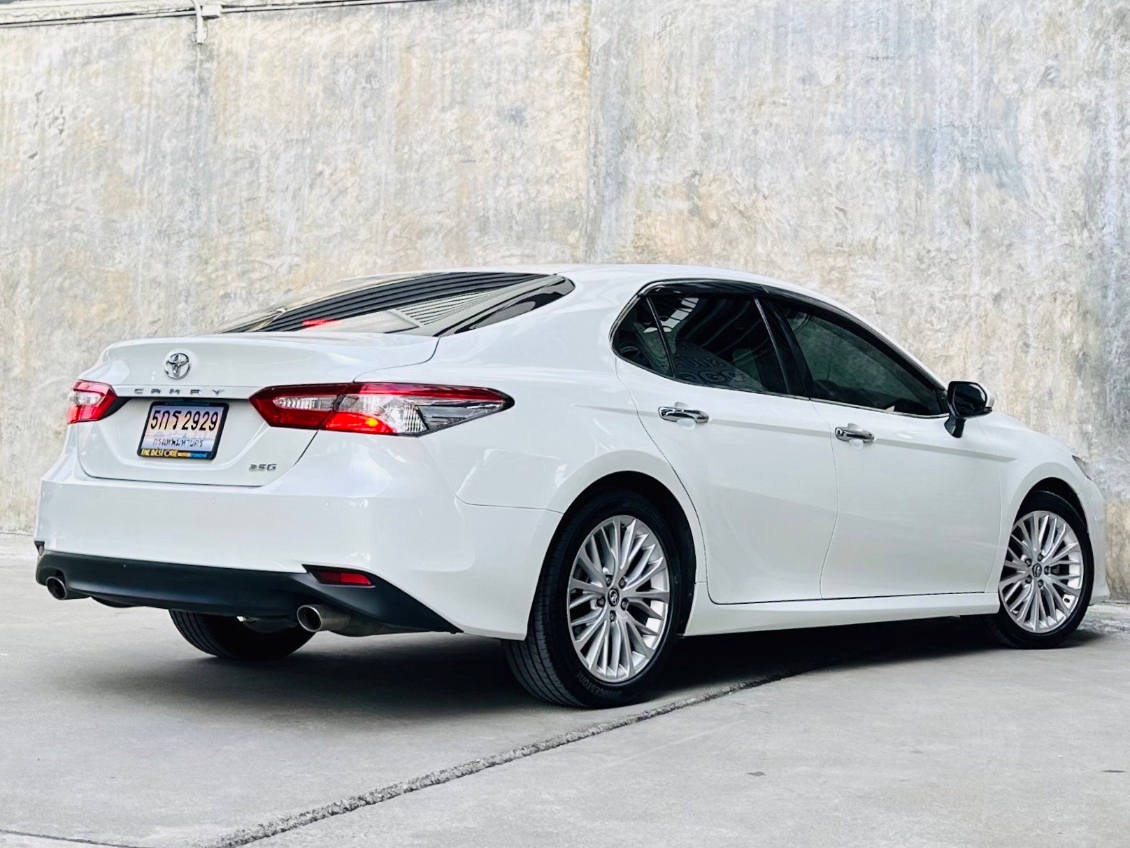 2019 Toyota Camry สีขาว (รูปที่ 3)