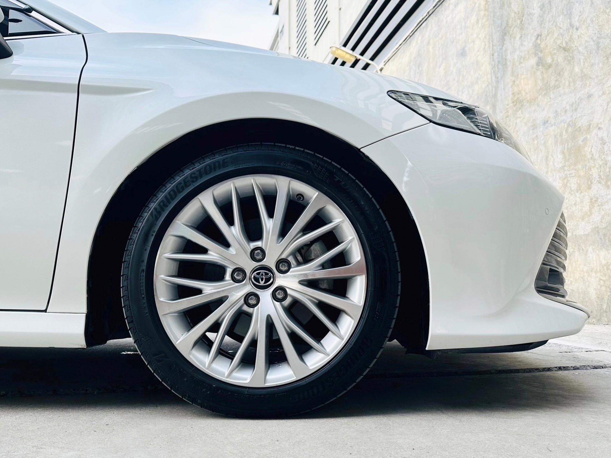 2019 Toyota Camry สีขาว (รูปที่ 15)