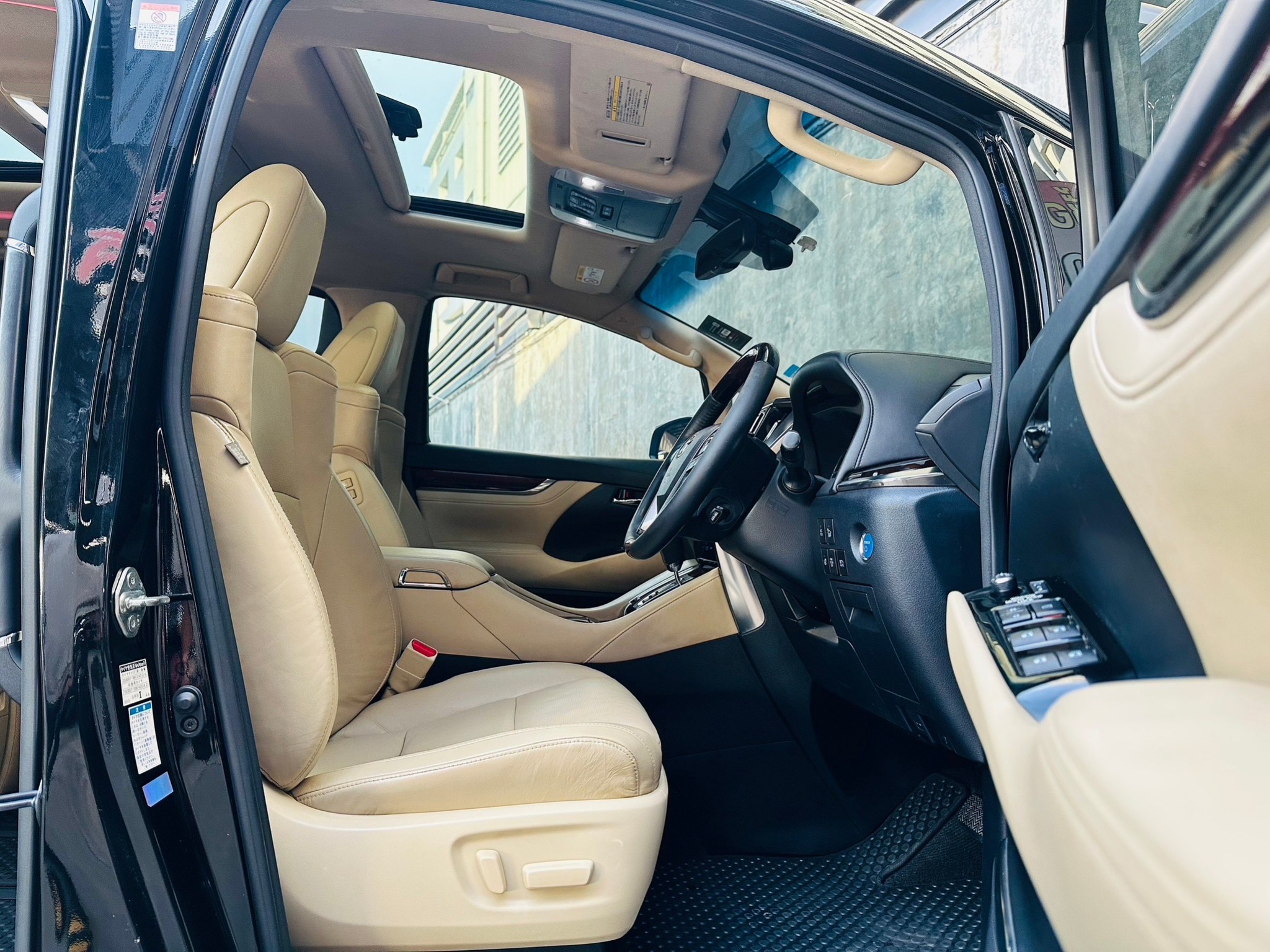 2016 Toyota Alphard สีดำ (รูปที่ 6)