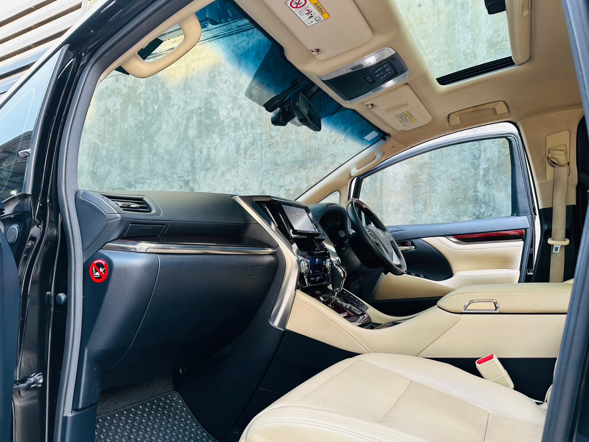 2016 Toyota Alphard สีดำ (รูปที่ 2)