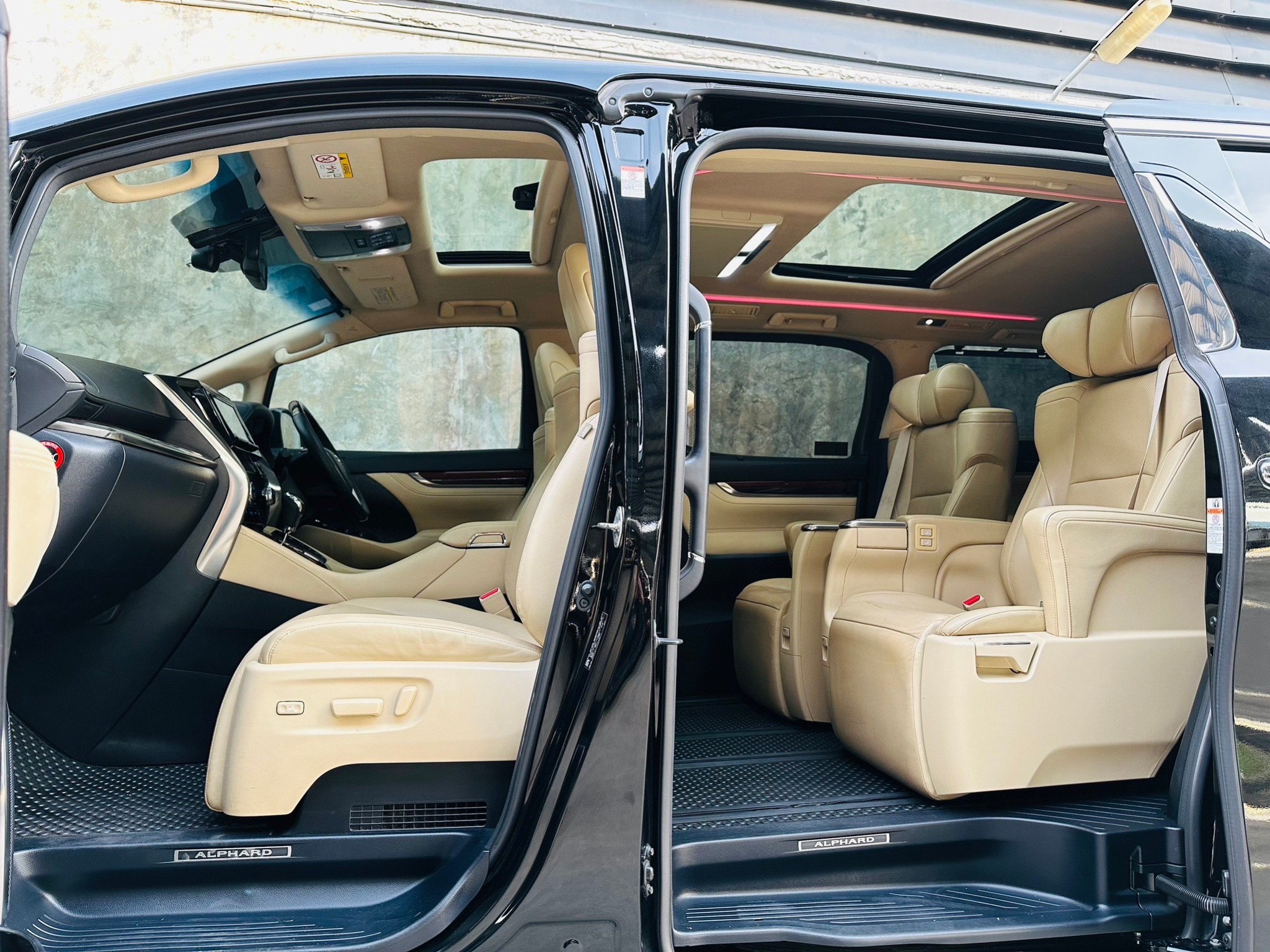 2016 Toyota Alphard สีดำ (รูปที่ 10)