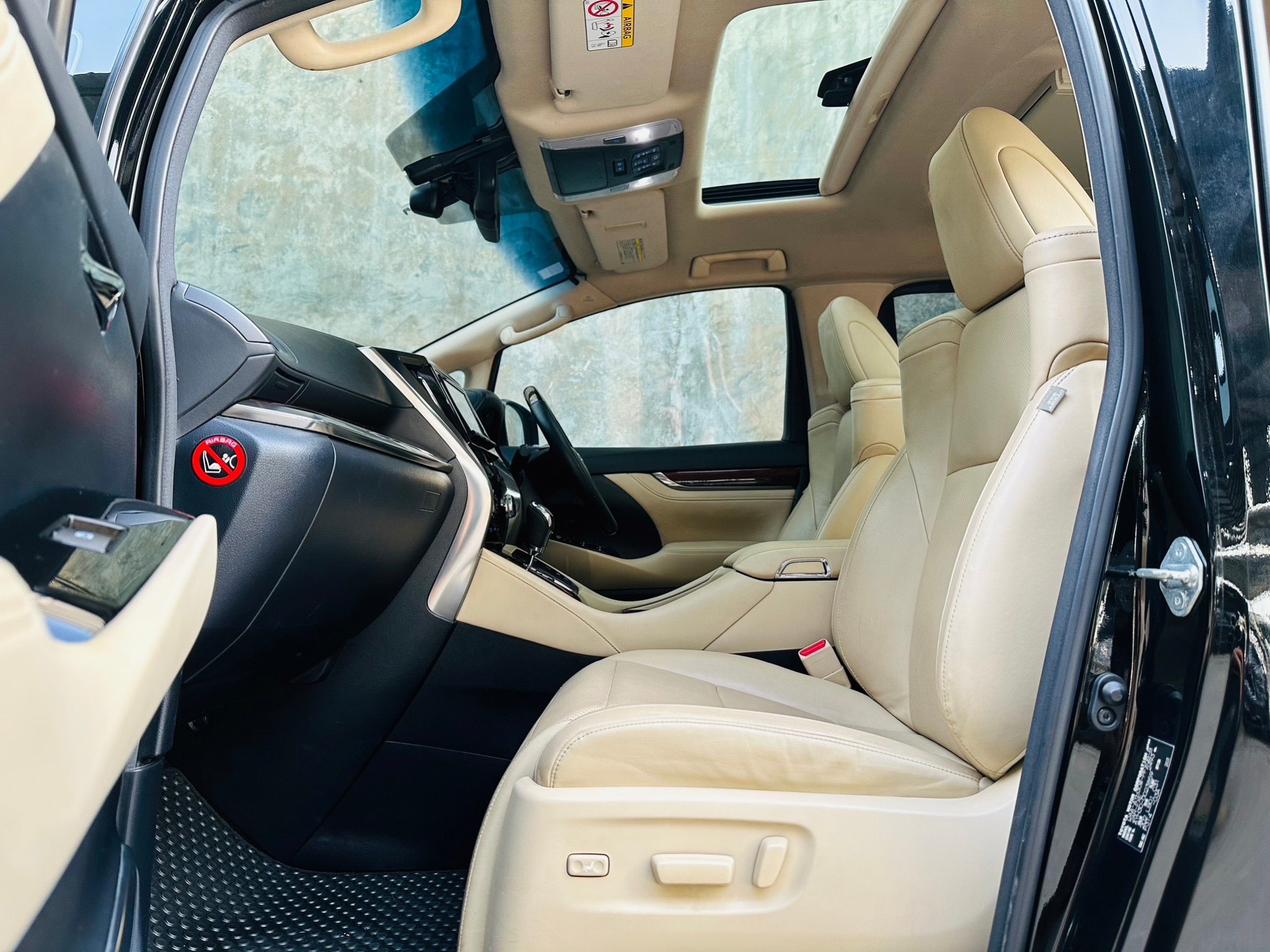 2016 Toyota Alphard สีดำ (รูปที่ 3)