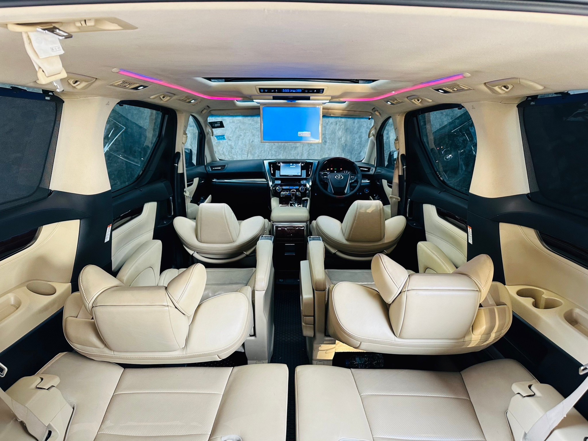 2016 Toyota Alphard สีดำ (รูปที่ 5)