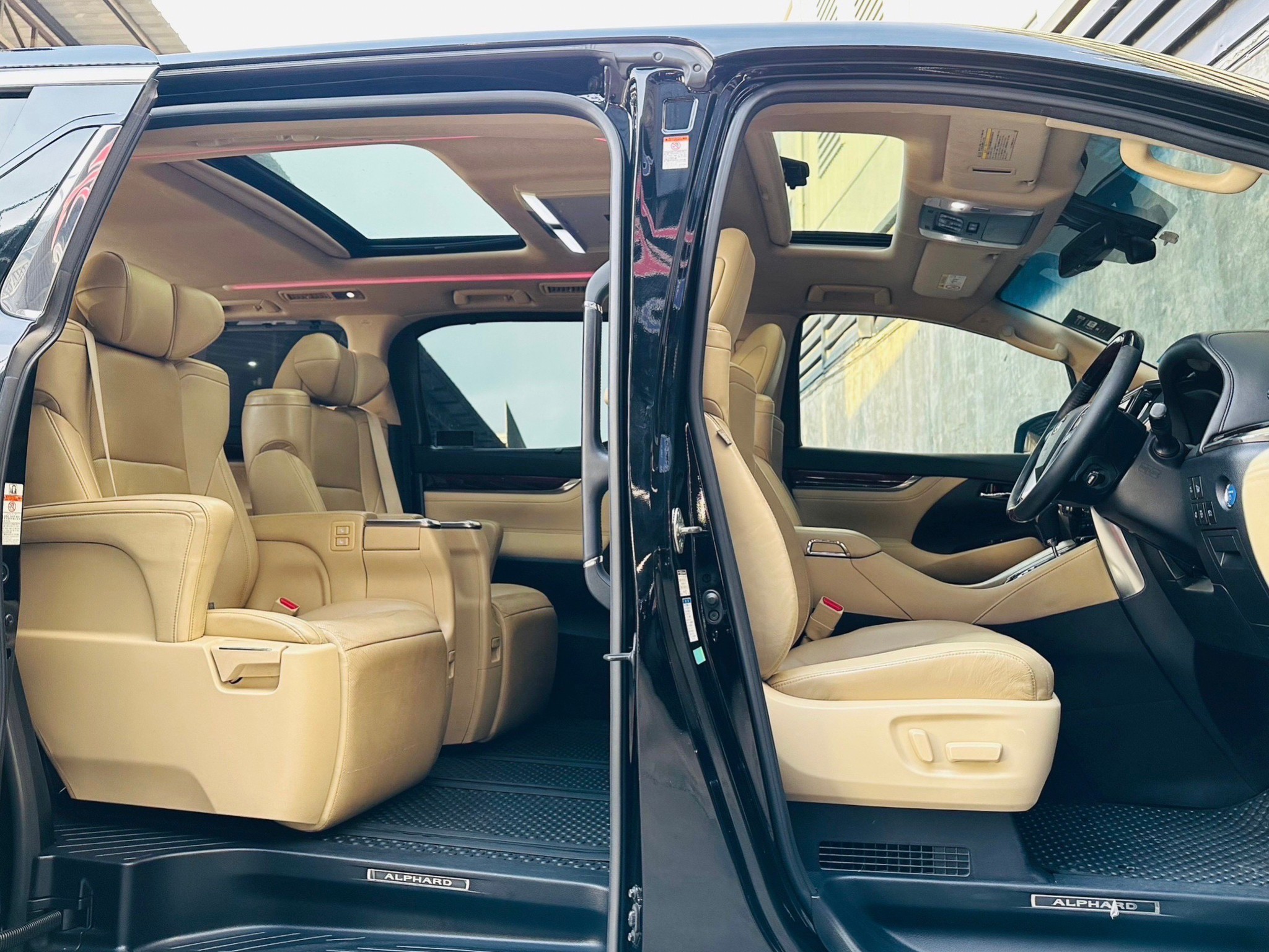 2016 Toyota Alphard สีดำ (รูปที่ 12)