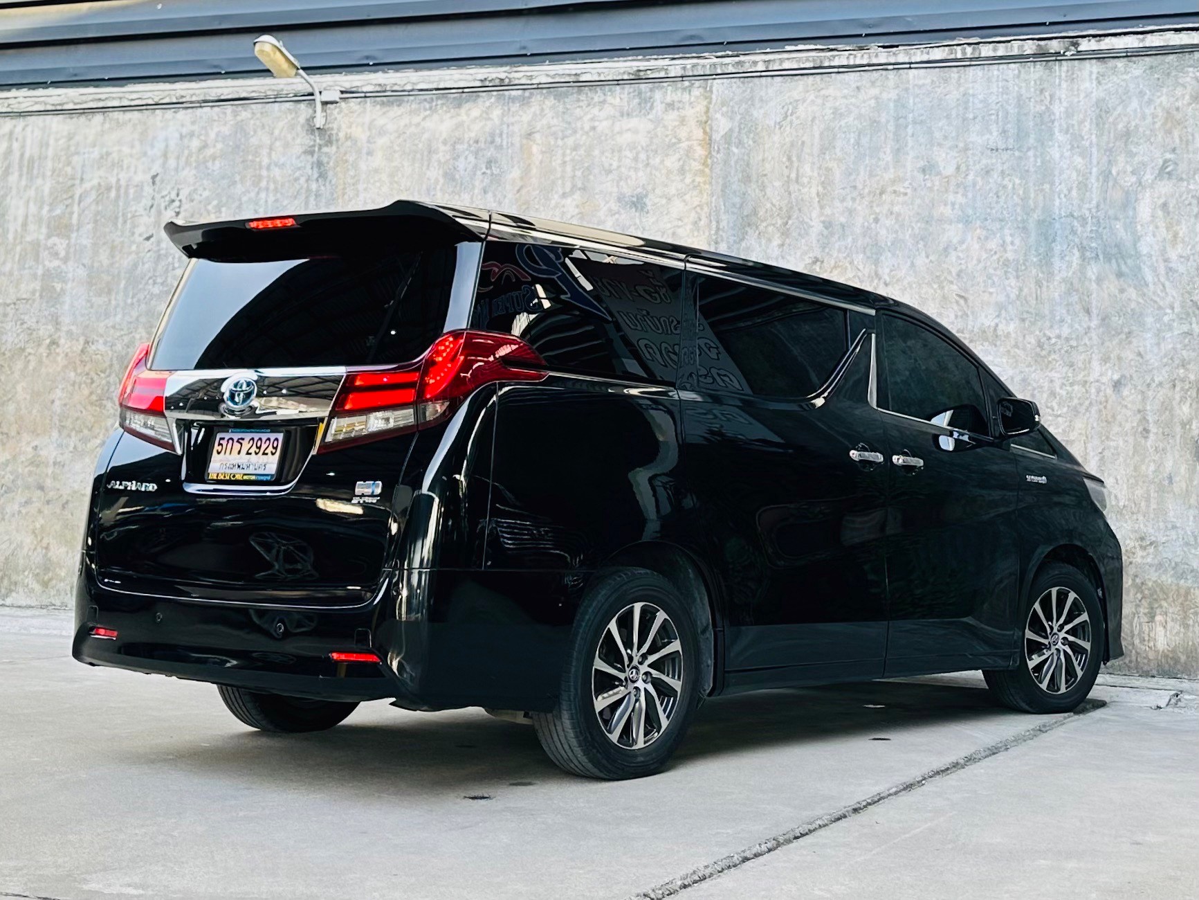 2016 Toyota Alphard สีดำ (รูปที่ 9)