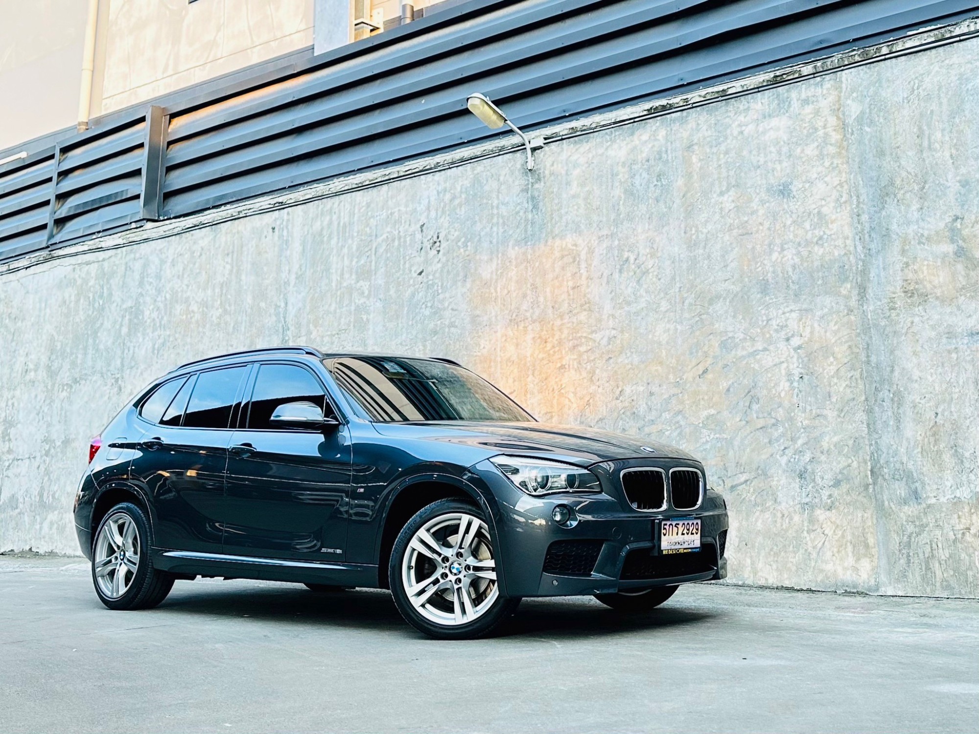 2016 BMW X1 F48 สีเทา (รูปที่ 2)