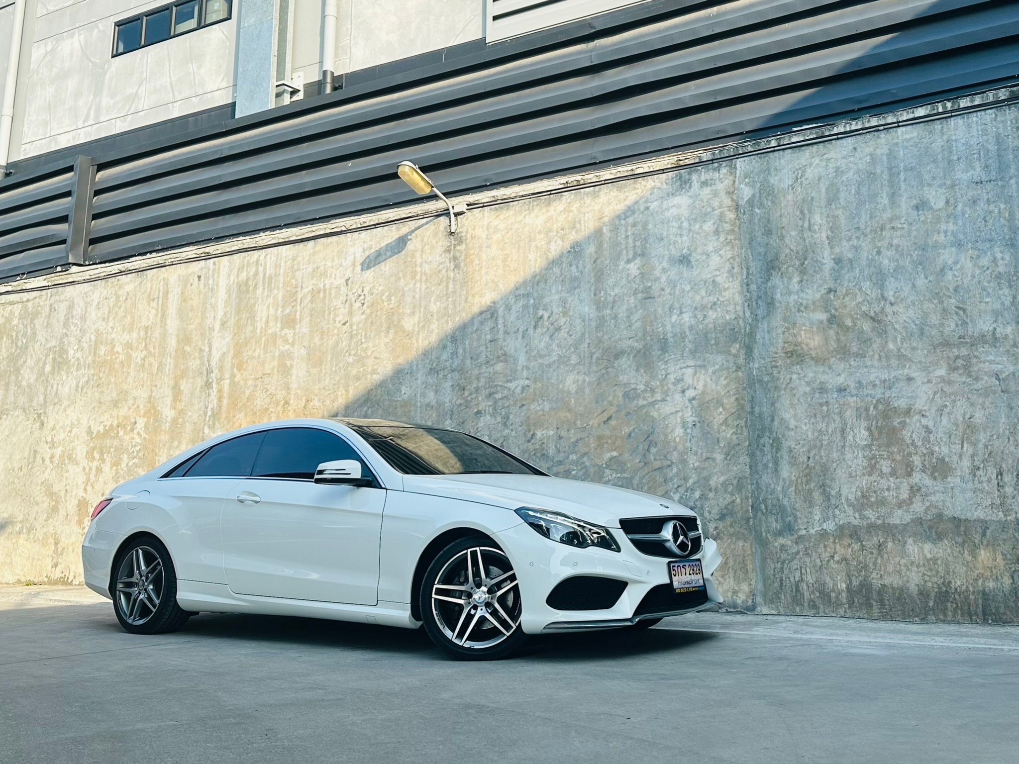 2016 Mercedes-Benz E-Class W211 E200 สีขาว (รูปที่ 9)